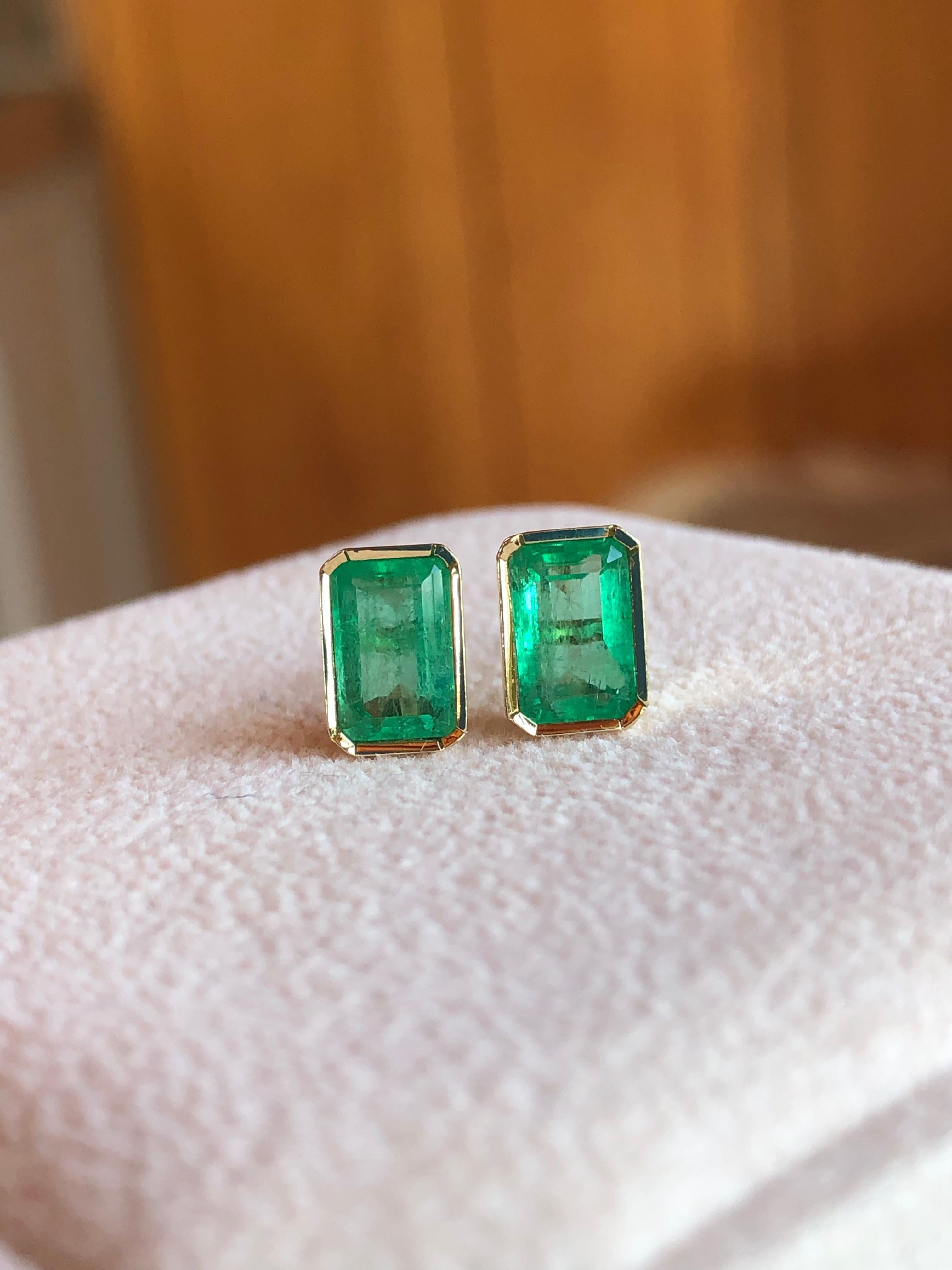 Stylish and great for everyday wear natural Colombian emerald stud earrings 18 Karat yellow gold, stunning vibrant green color!!!
Primary Stones: 100% Natural Colombian Emeralds
Color/Clarity: FINE Medium Green Color/ Clarity, VS
Total Gemstones