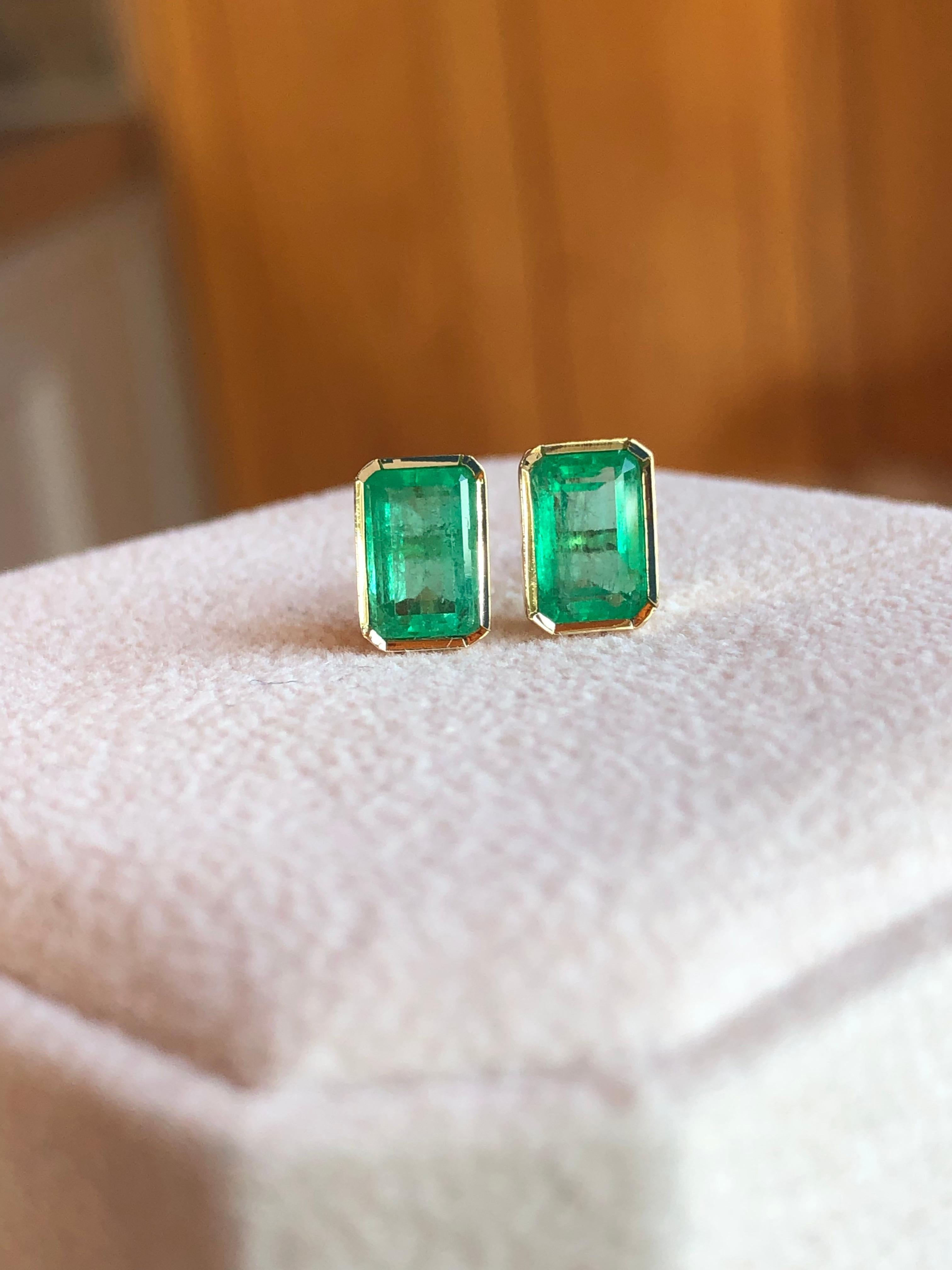 Emeralds Maravellous Natural Emerald Stud Earrings 18 Karat Yellow Gold For Sale 2
