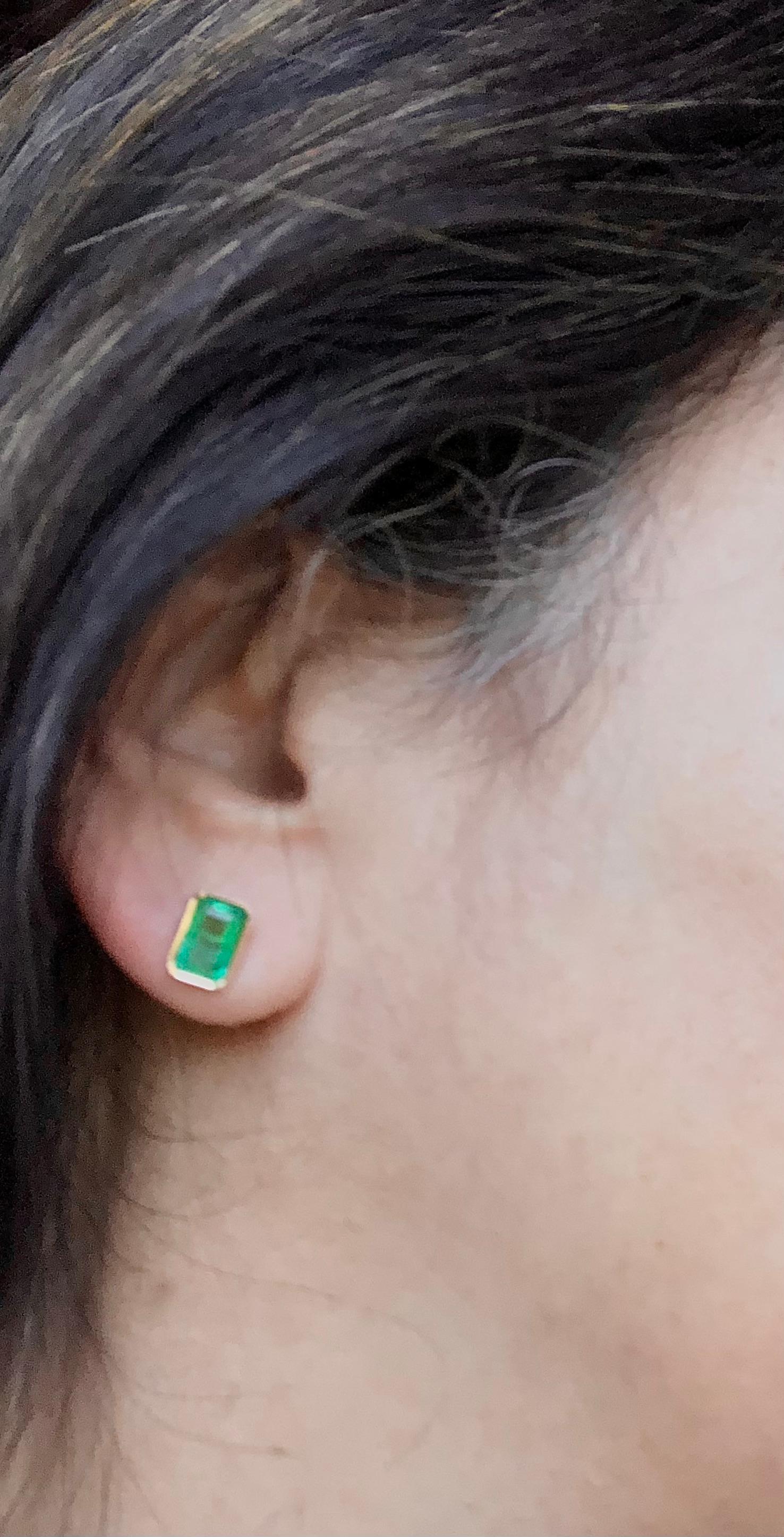Contemporary Emeralds Maravellous Natural Emerald Stud Earrings 18 Karat Yellow Gold For Sale