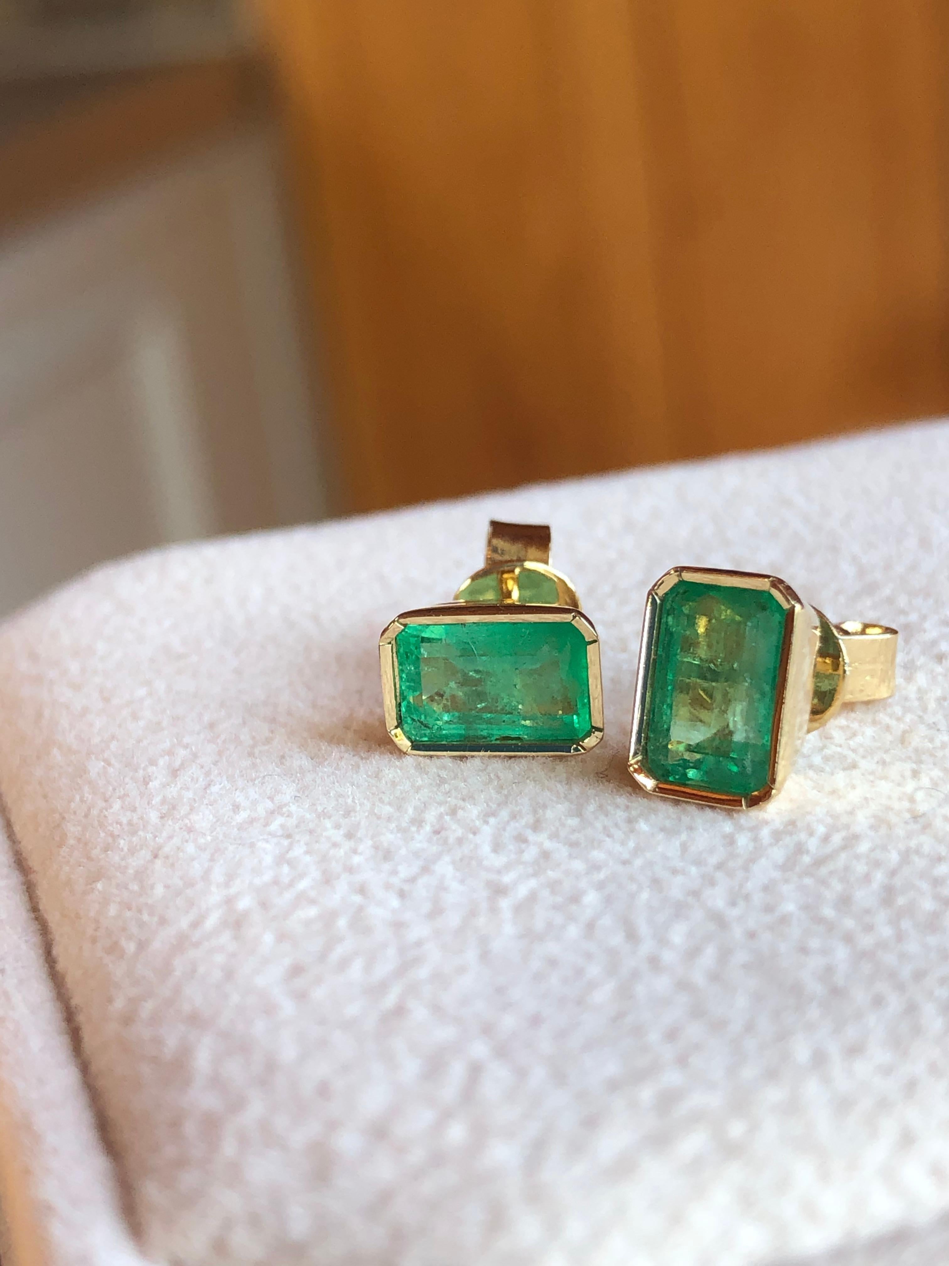 Emeralds Maravellous Natural Emerald Stud Earrings 18 Karat Yellow Gold For Sale 3