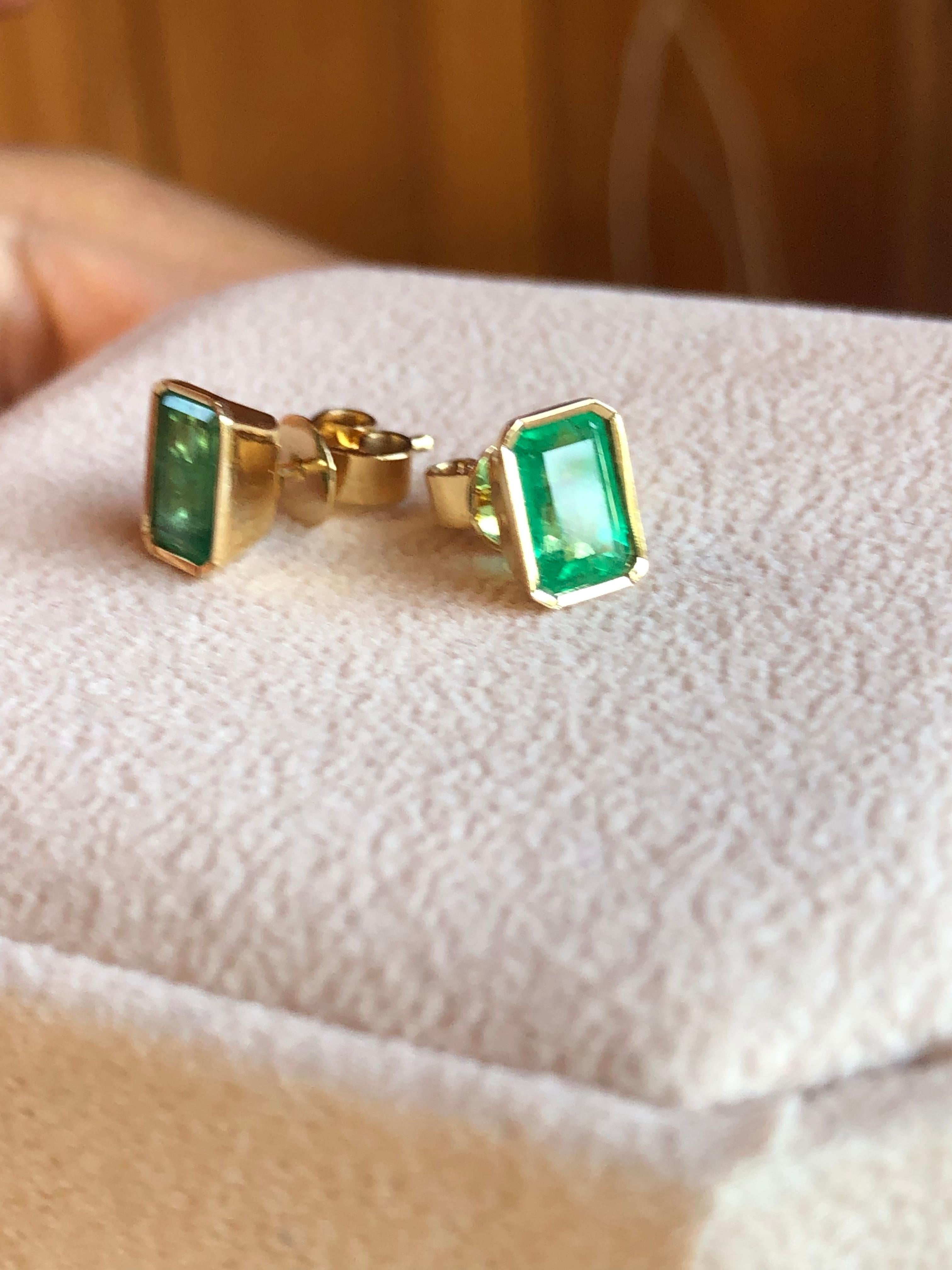 Women's Emeralds Maravellous Natural Emerald Stud Earrings 18 Karat Yellow Gold For Sale