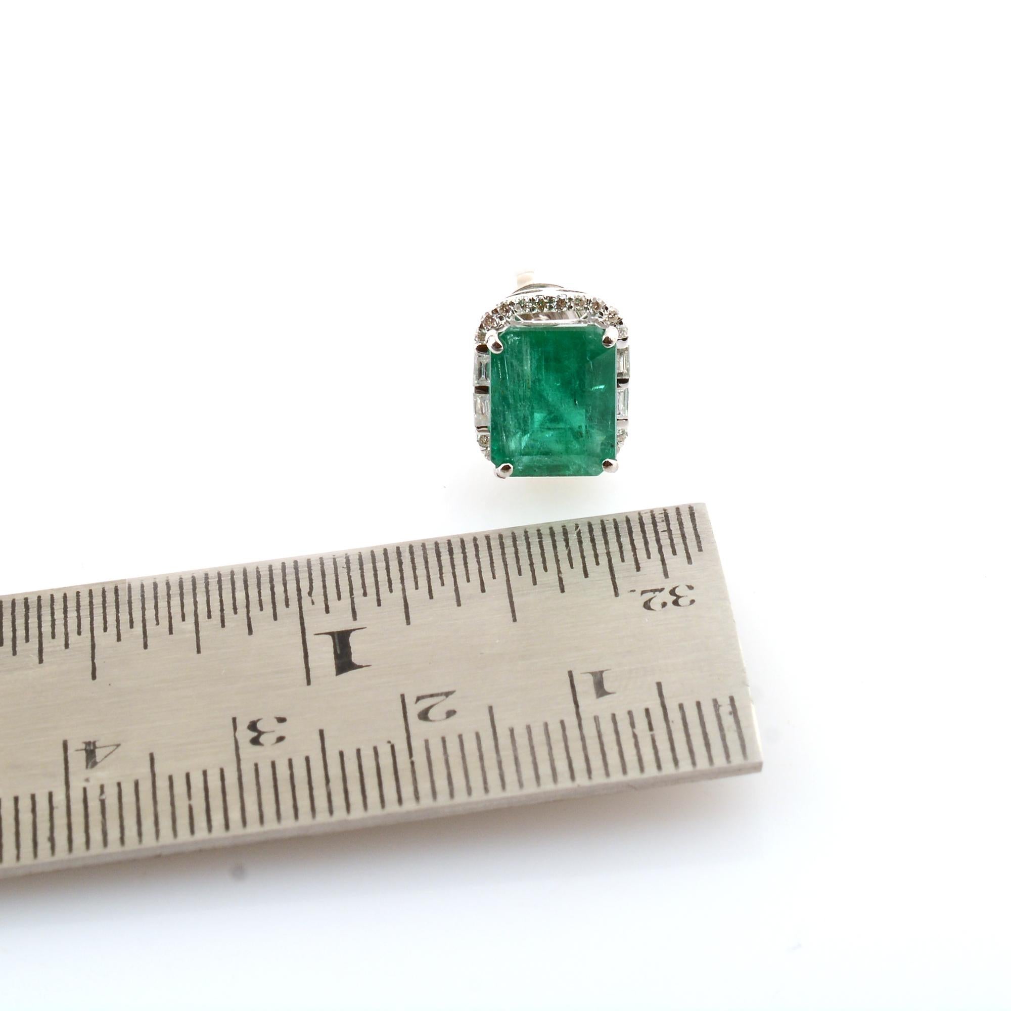 Zambianische Smaragd-Ohrstecker SI Reinheit HI Farbe Diamant 18k Weißgold Schmuck (Smaragdschliff) im Angebot