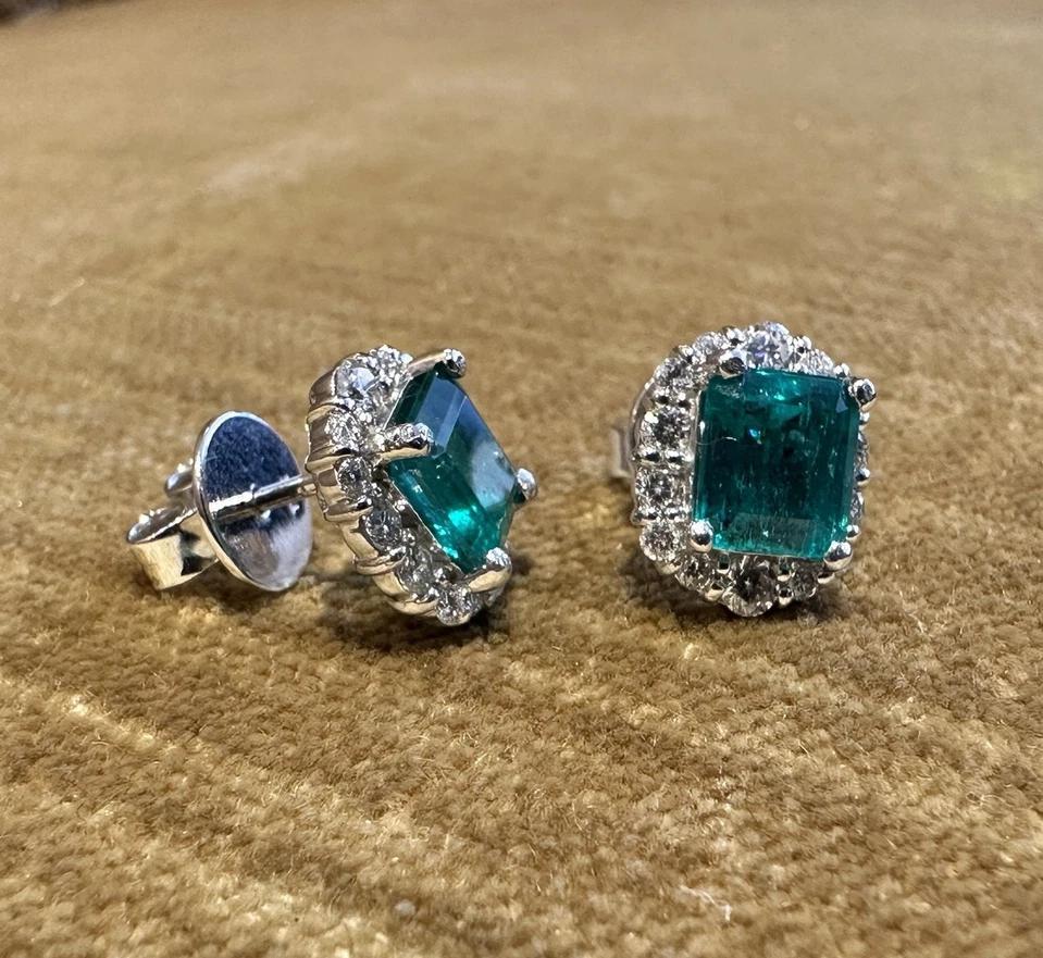 Taille émeraude Clous d'oreilles avec halo de diamants en platine et or blanc 18 carats en vente
