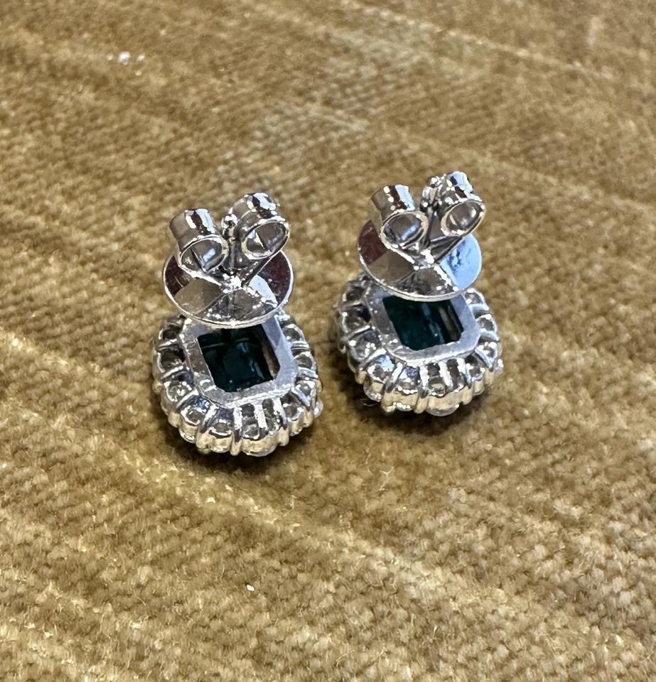 Clous d'oreilles avec halo de diamants en platine et or blanc 18 carats Excellent état - En vente à La Jolla, CA