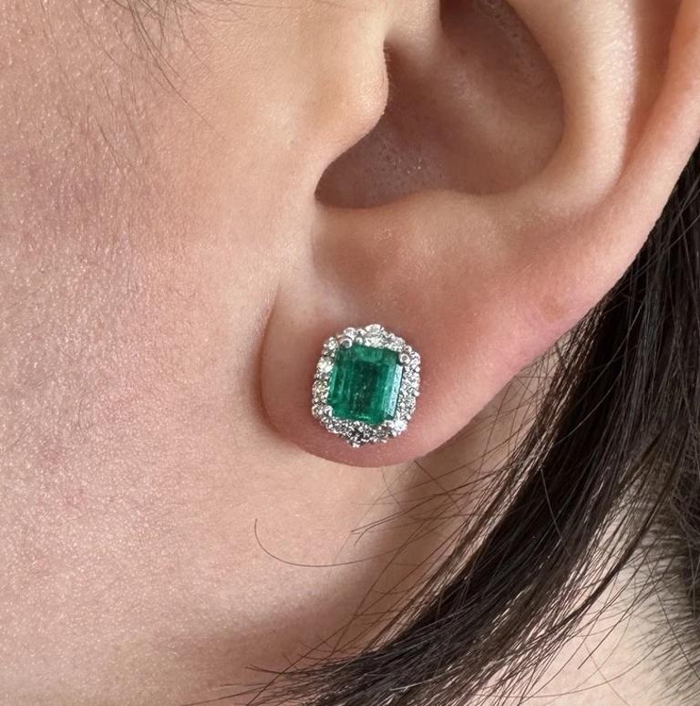Clous d'oreilles avec halo de diamants en platine et or blanc 18 carats en vente 1