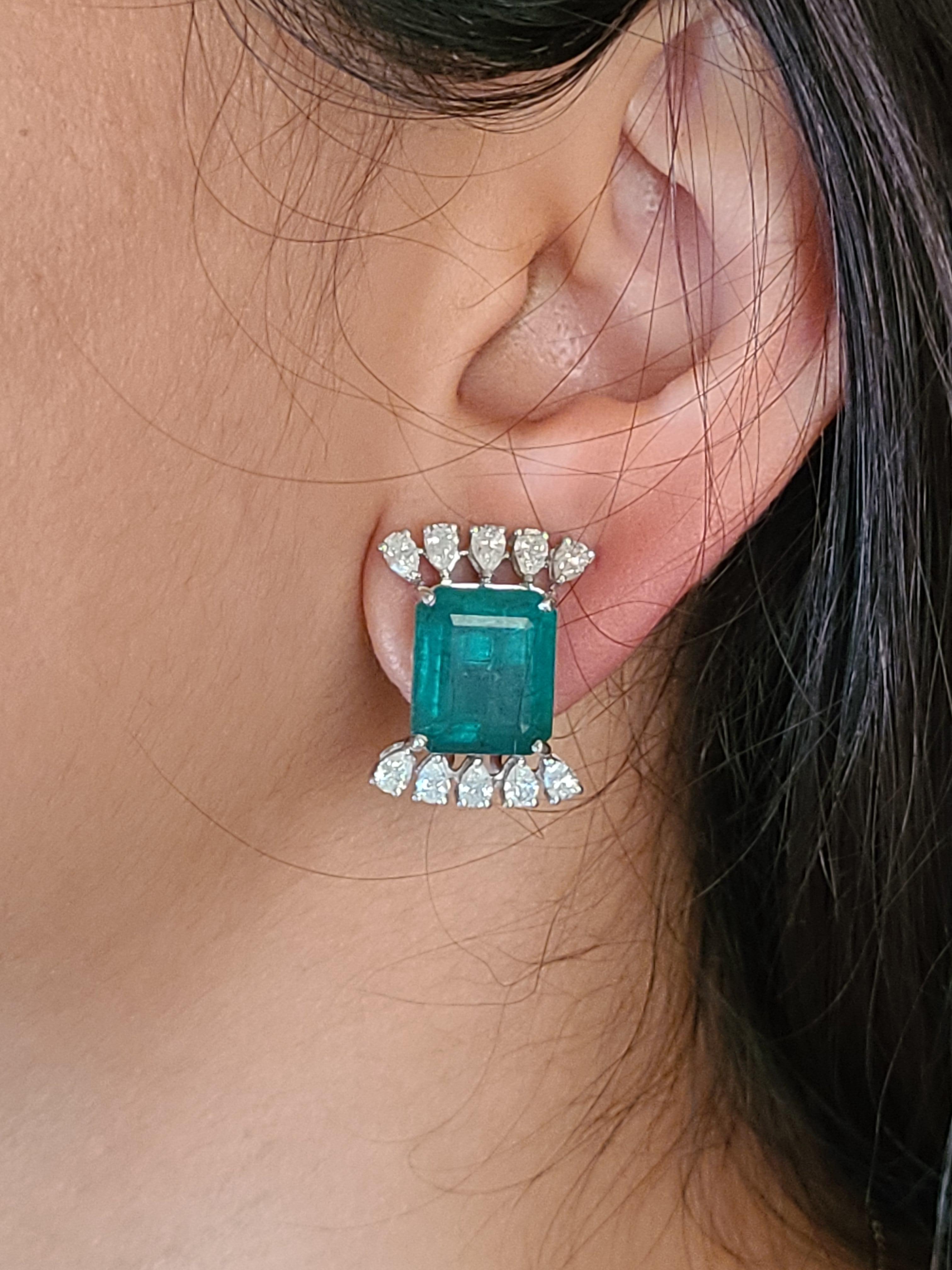 Natural Emerald Studs in 18 Karat Gold with Pear Cut Diamonds In New Condition In Hong Kong, HK