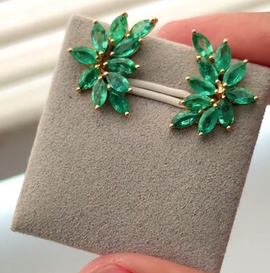 De las mujeres Natural zambian emerald studs in 18k gold en venta