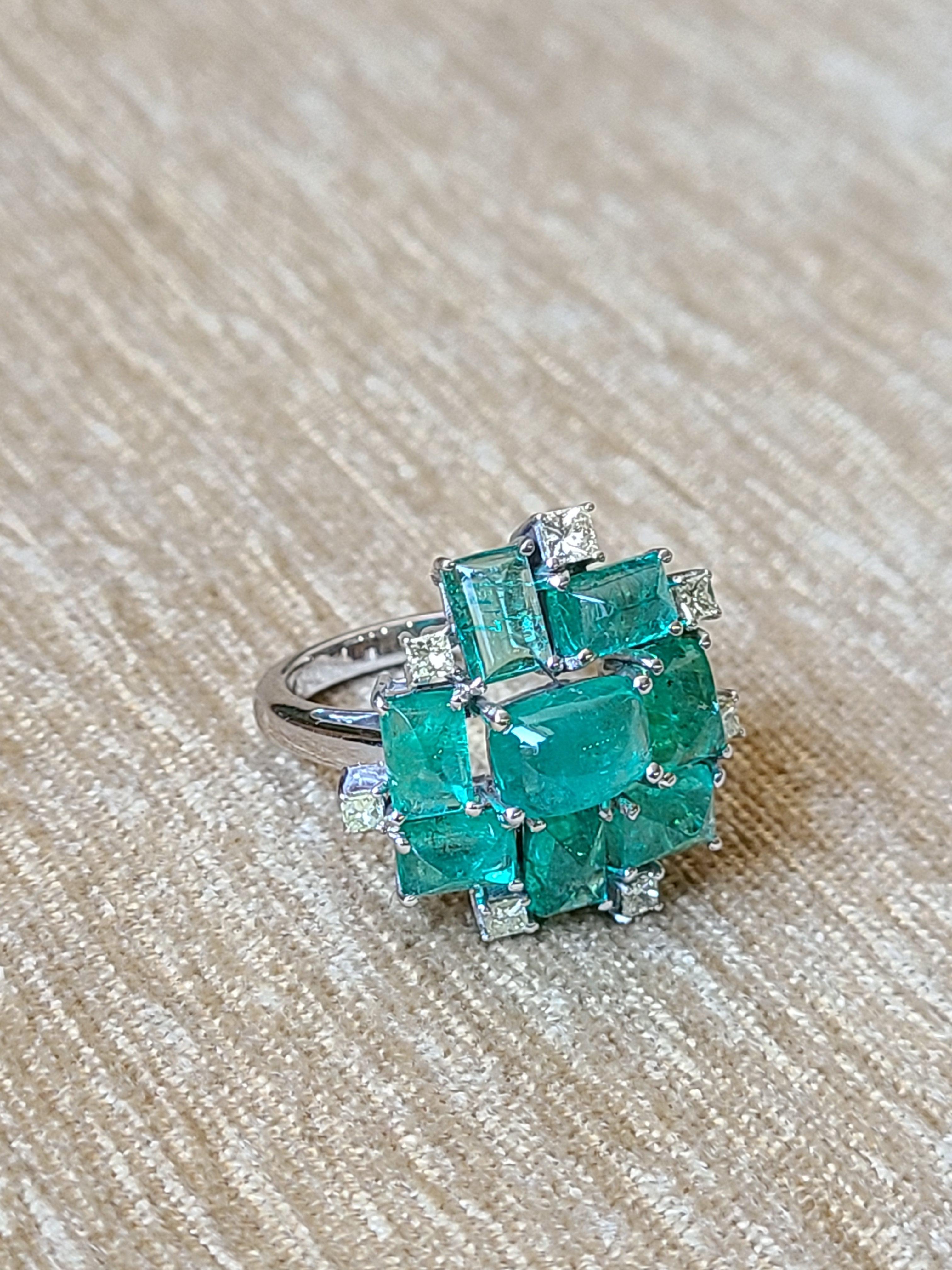 Modern Natural Emerald Sugarloaf and Diamond Ring Set in 18 Karat Gold