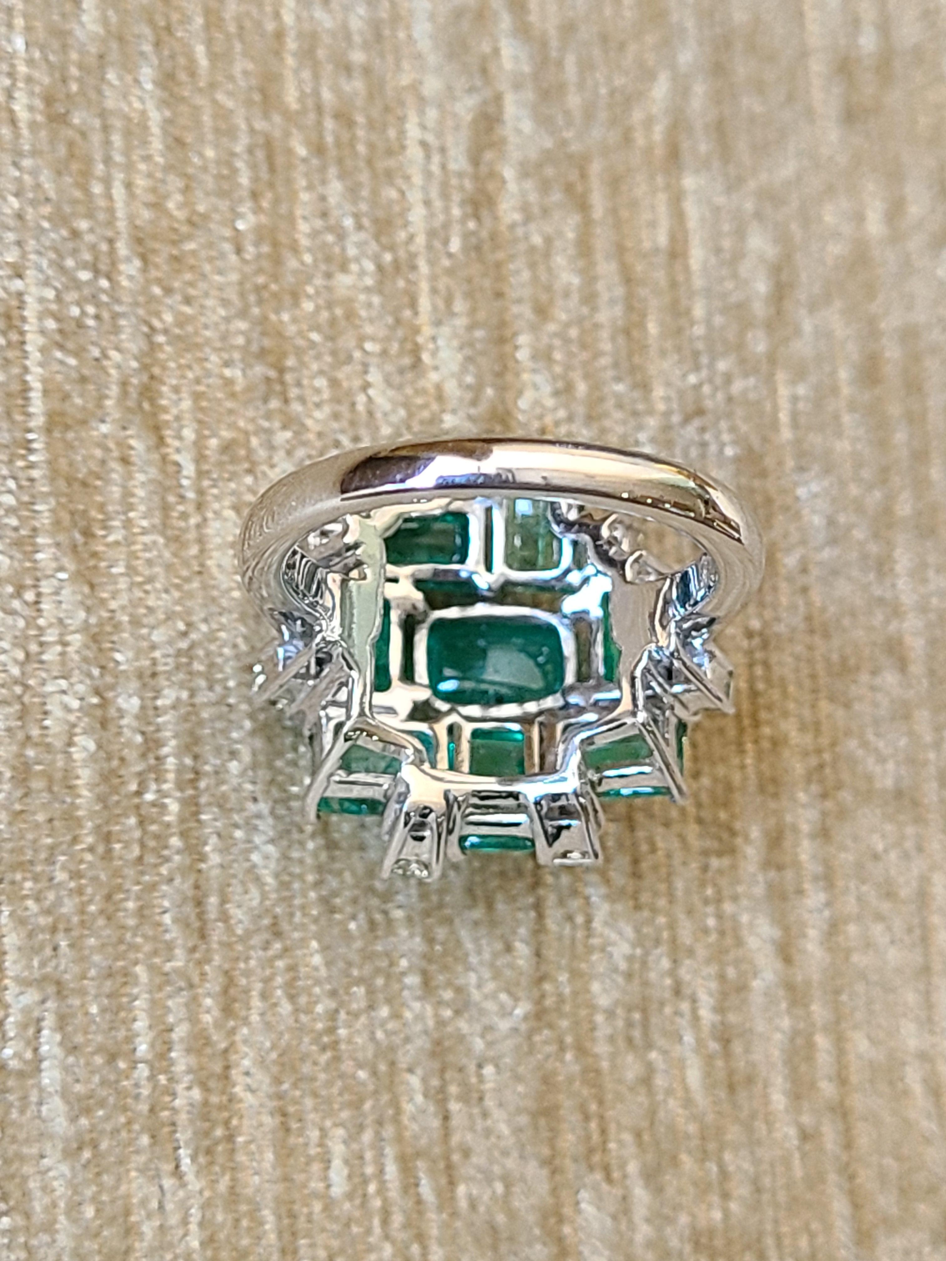 Natural Emerald Sugarloaf and Diamond Ring Set in 18 Karat Gold In New Condition In Hong Kong, HK