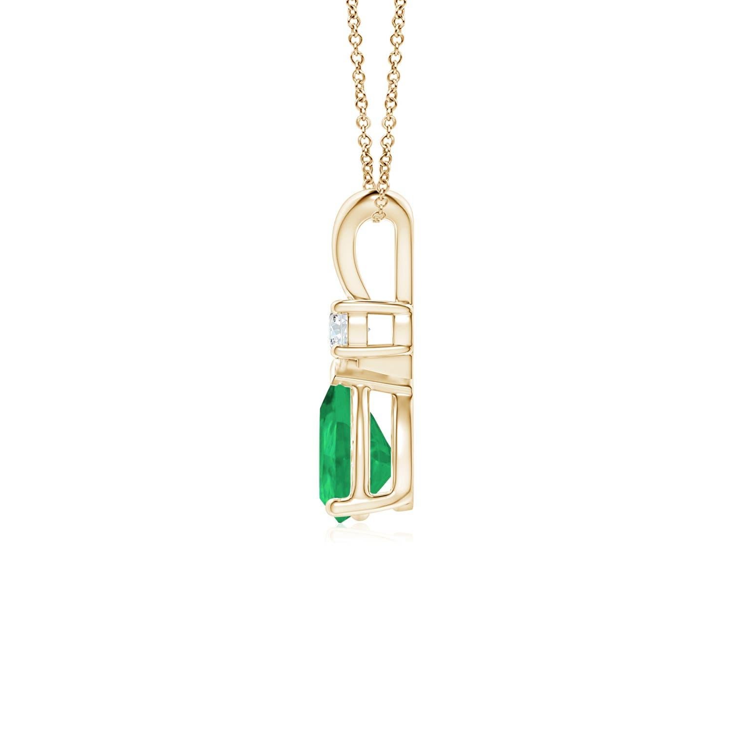 Ce pendentif solitaire classique est orné d'une émeraude en forme de poire, fixée dans un serti clos. Un diamant rond brillant est posé sur la pierre précieuse d'un vert luxuriant, ce qui ajoute à la beauté du design. Simple mais séduisant, ce