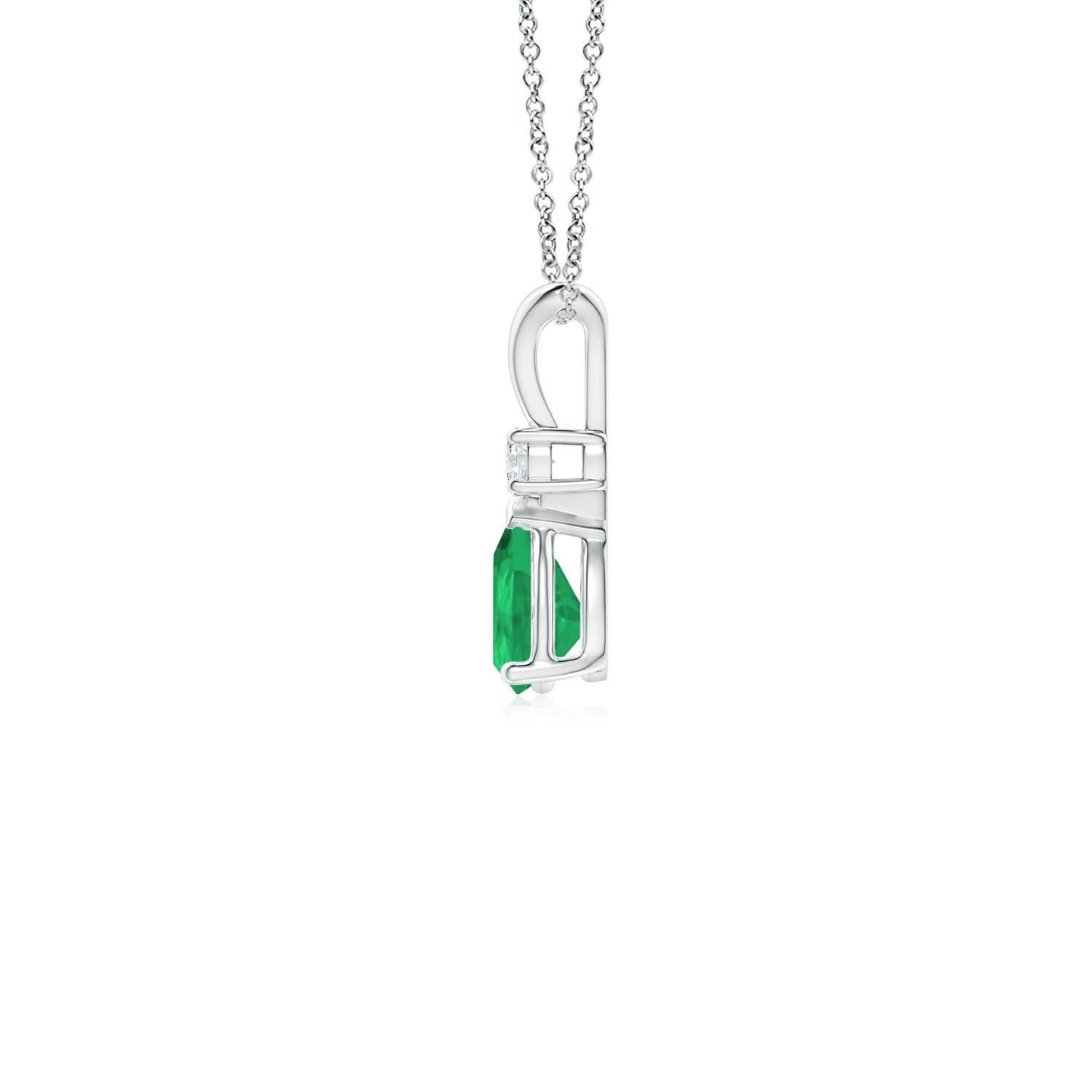 Questo classico ciondolo solitario presenta uno smeraldo a forma di pera, incastonato in una montatura a griffe. Un diamante rotondo brillante si trova in cima alla gemma verde, che aggiunge bellezza al design. Semplice ma affascinante, questo
