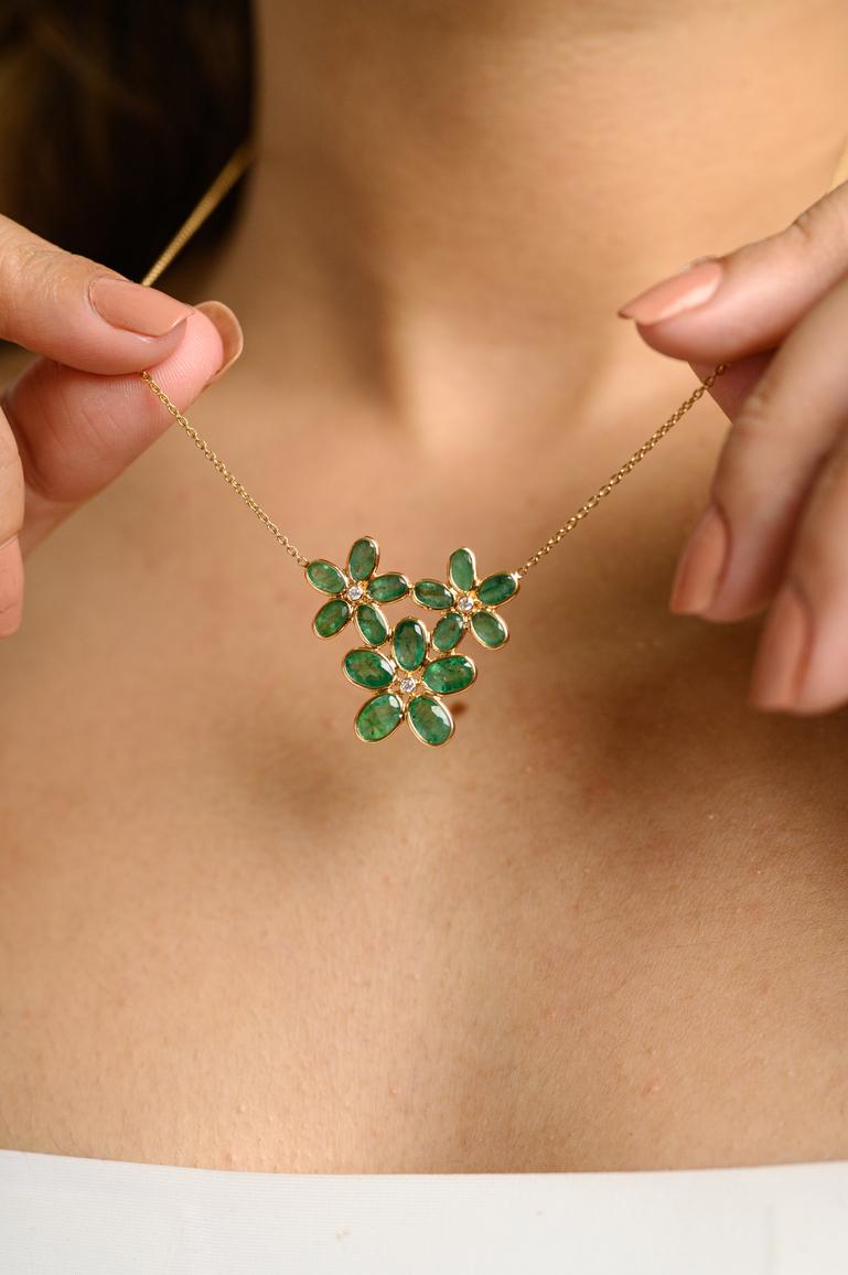 Natural Diamond Emerald Flower Necklace 18k Yellow Gold, Christmas Gifts For Her In New Condition For Sale In Houston, TX
