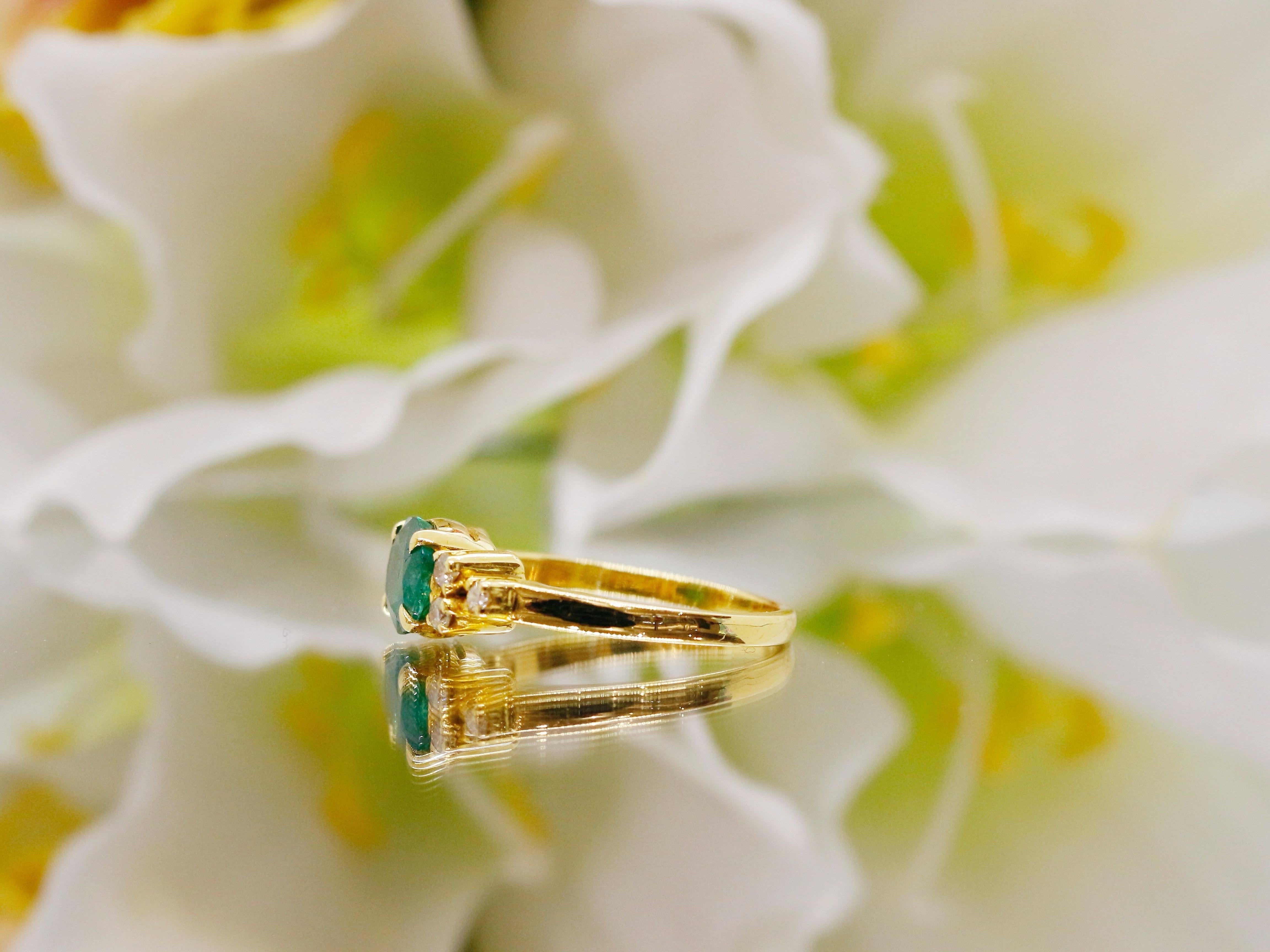 Emerald Cut Natural Emerald Vintage Ring in 18kt Gold For Sale