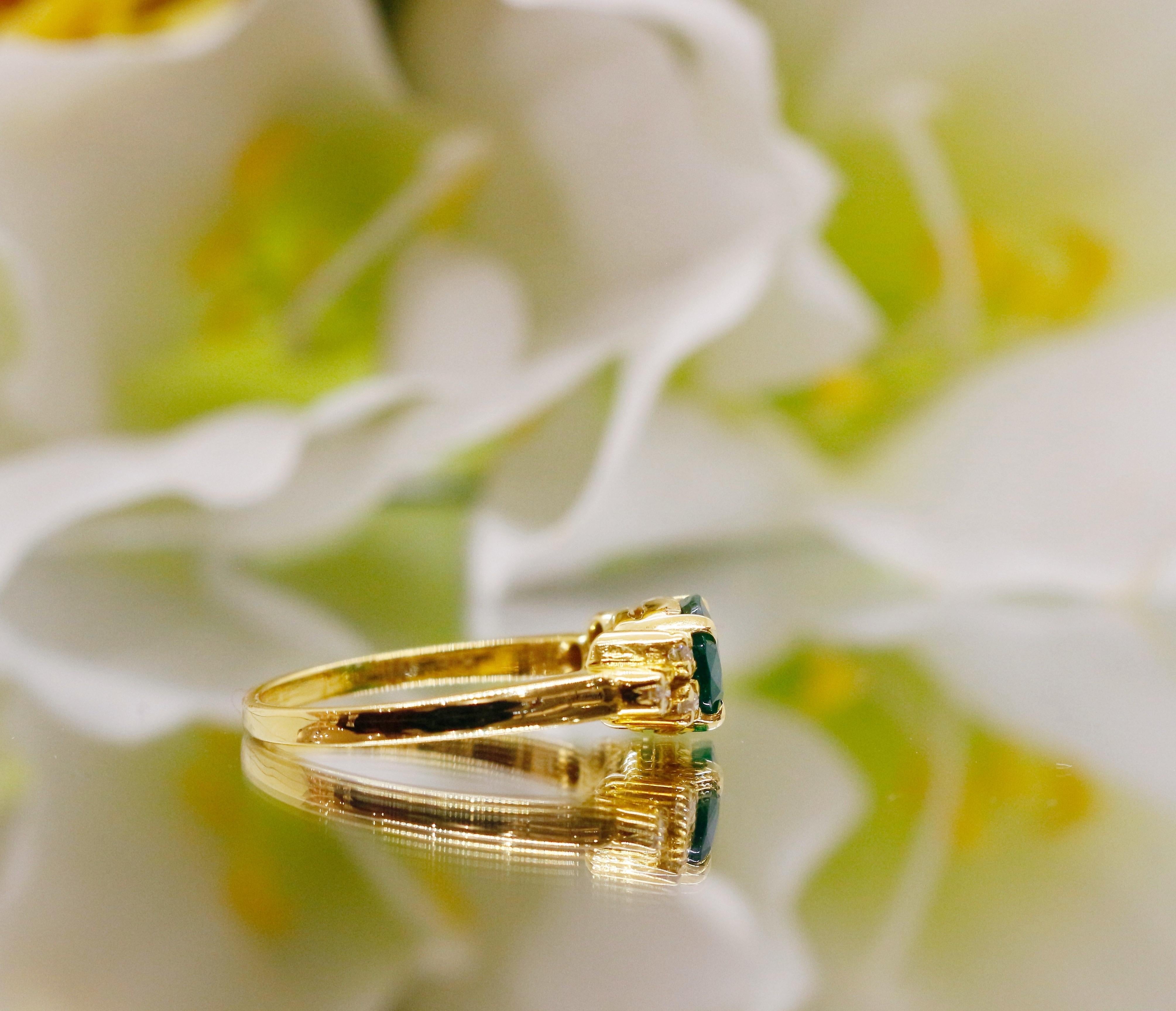 Women's or Men's Natural Emerald Vintage Ring in 18kt Gold For Sale