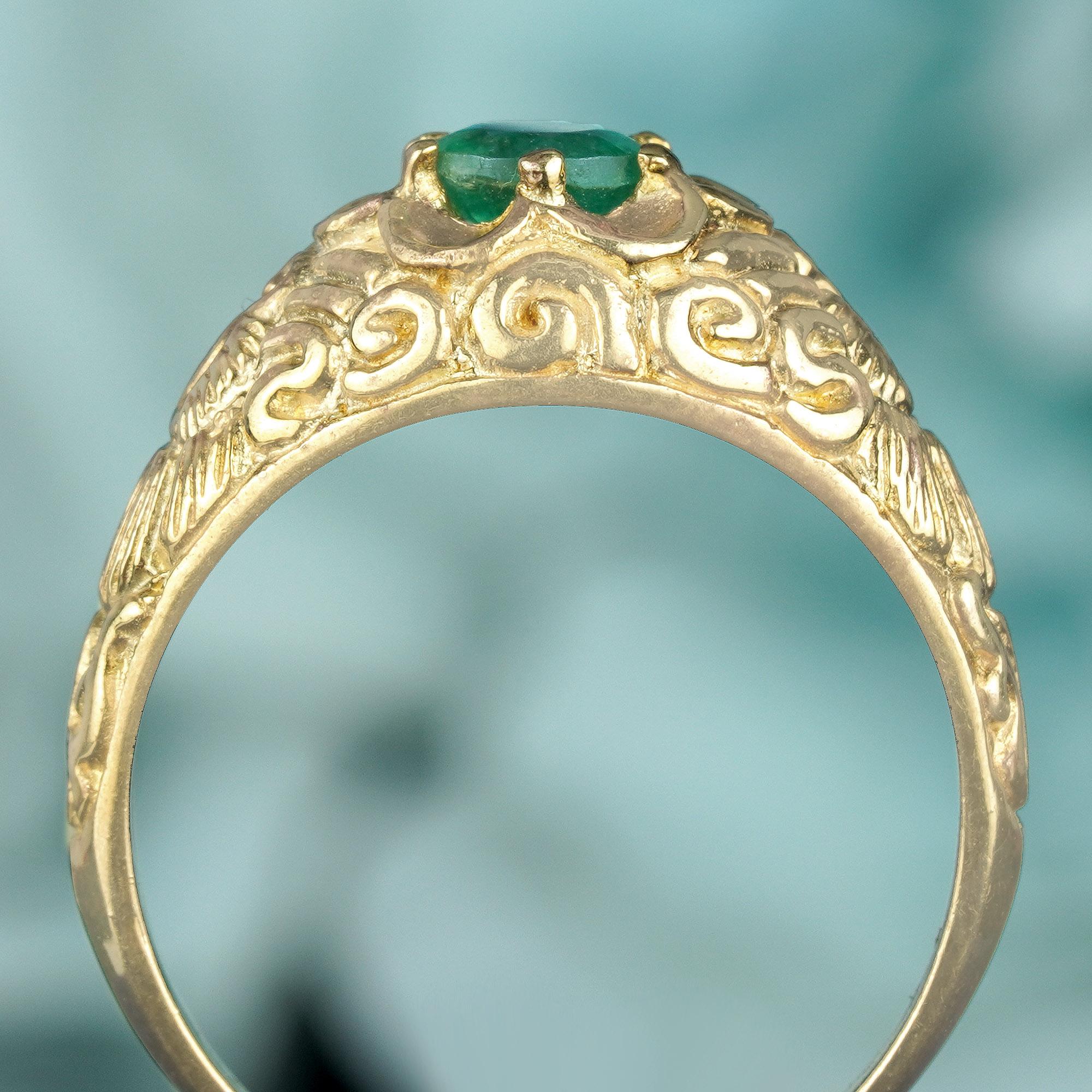 Natural Emerald Vintage Style Carved Ring in Solid 9K Yellow Gold In New Condition For Sale In Bangkok, TH
