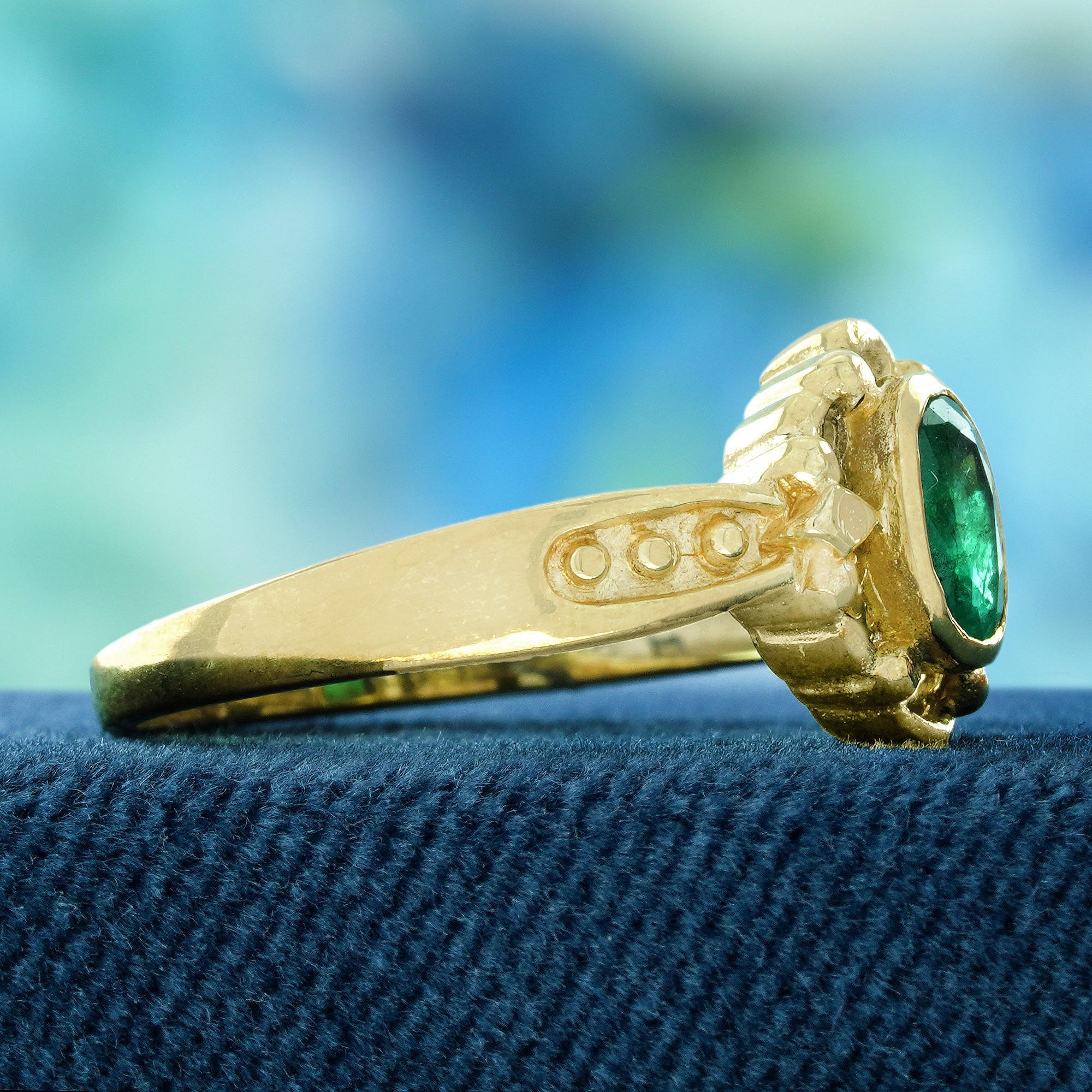 Taille ovale Bague de fiançailles en or jaune 9K avec émeraude naturelle de style vintage en vente