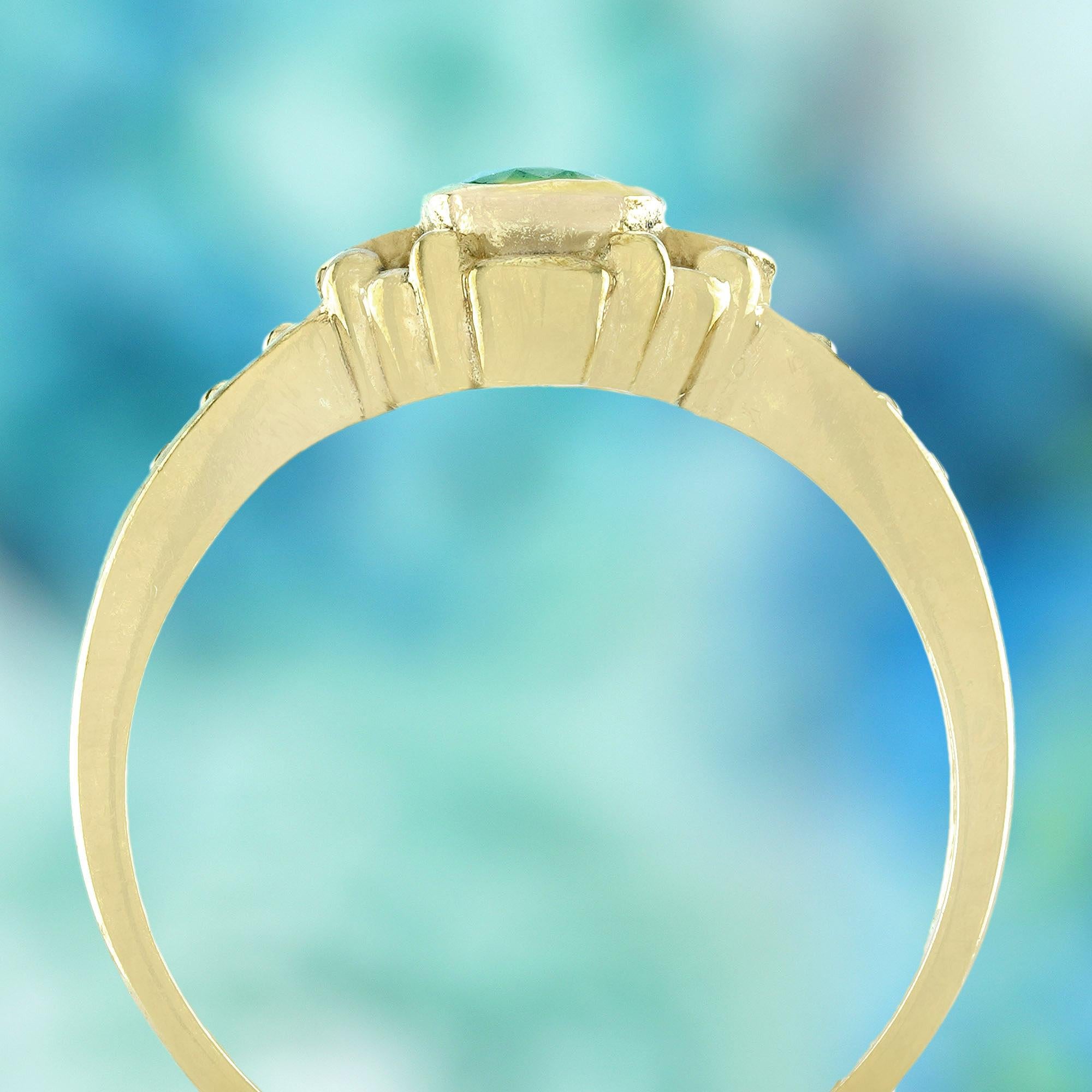 Bague de fiançailles en or jaune 9K avec émeraude naturelle de style vintage Neuf - En vente à Bangkok, TH
