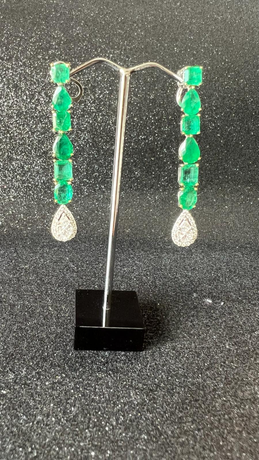 Long Earrings of natural emeralds & diamonds In New Condition For Sale In Bangkok, TH