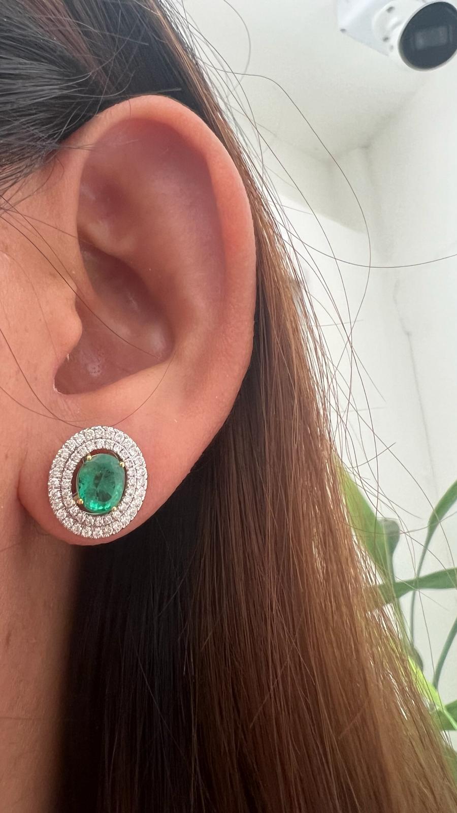 Natural Emeralds with double halo of diamond Ear studs In New Condition For Sale In Bangkok, TH