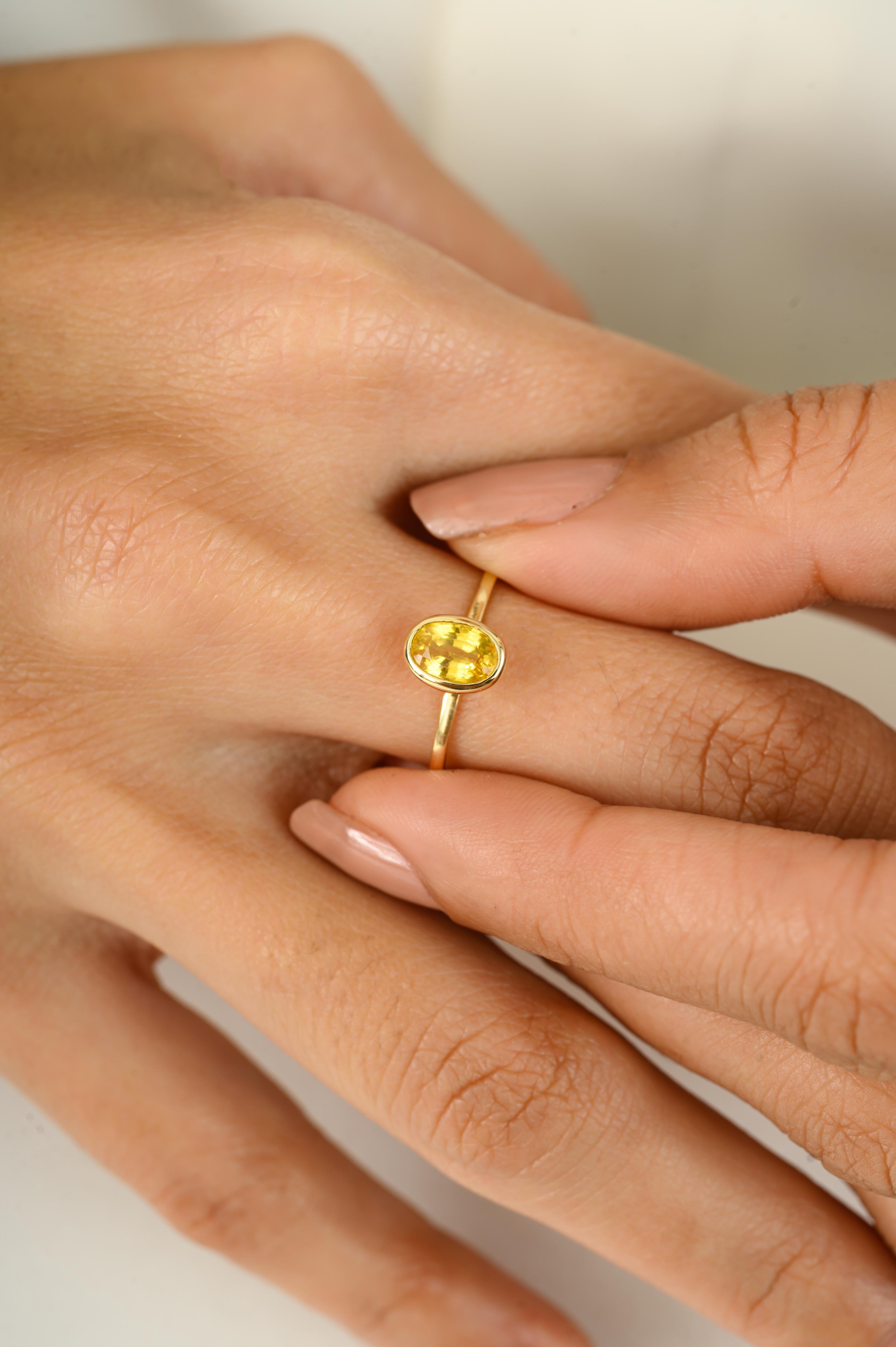 En vente :  Bague solitaire Dainty Women en or jaune 14 carats avec saphir jaune d'érudite naturelle 3