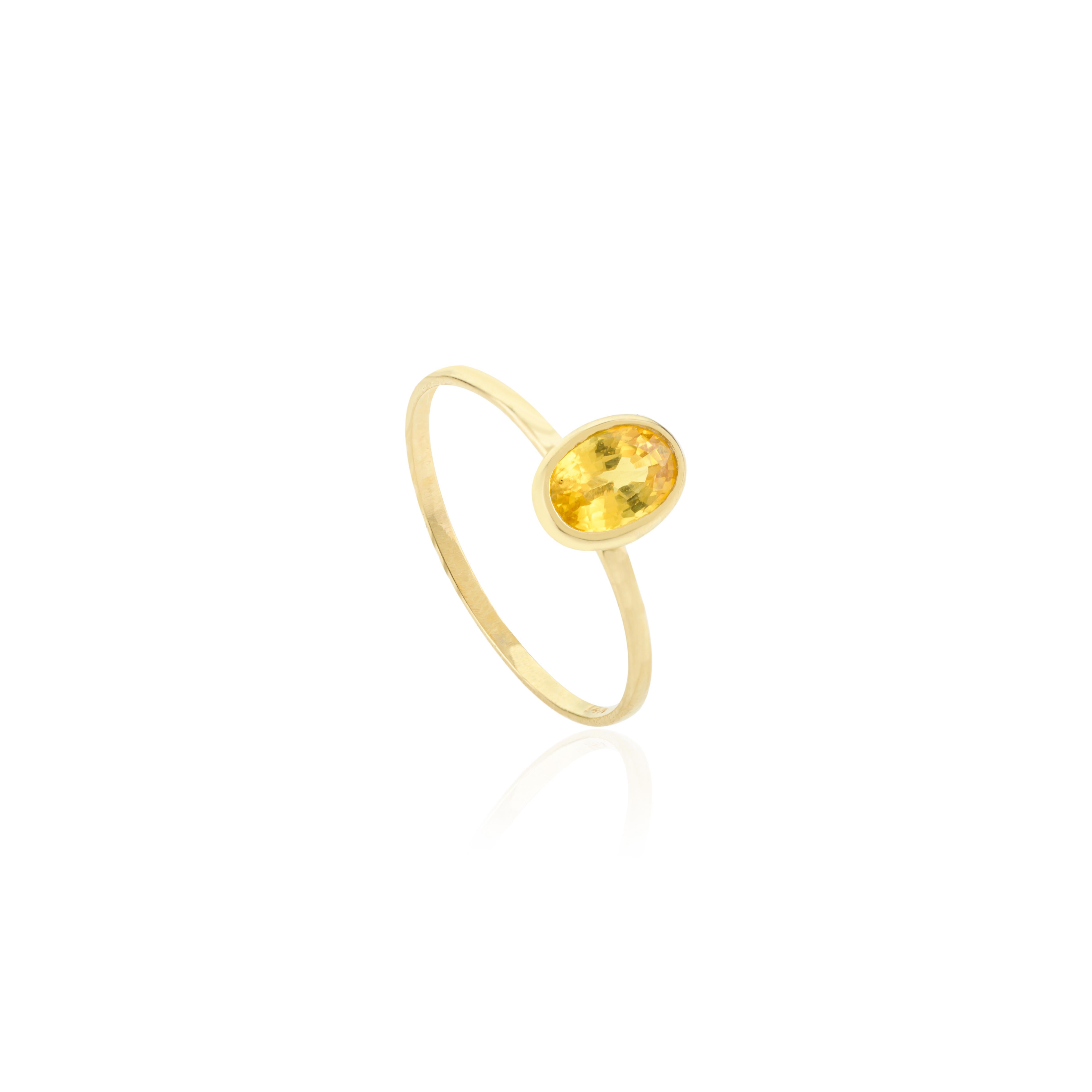 En vente :  Bague solitaire Dainty Women en or jaune 14 carats avec saphir jaune d'érudite naturelle 4