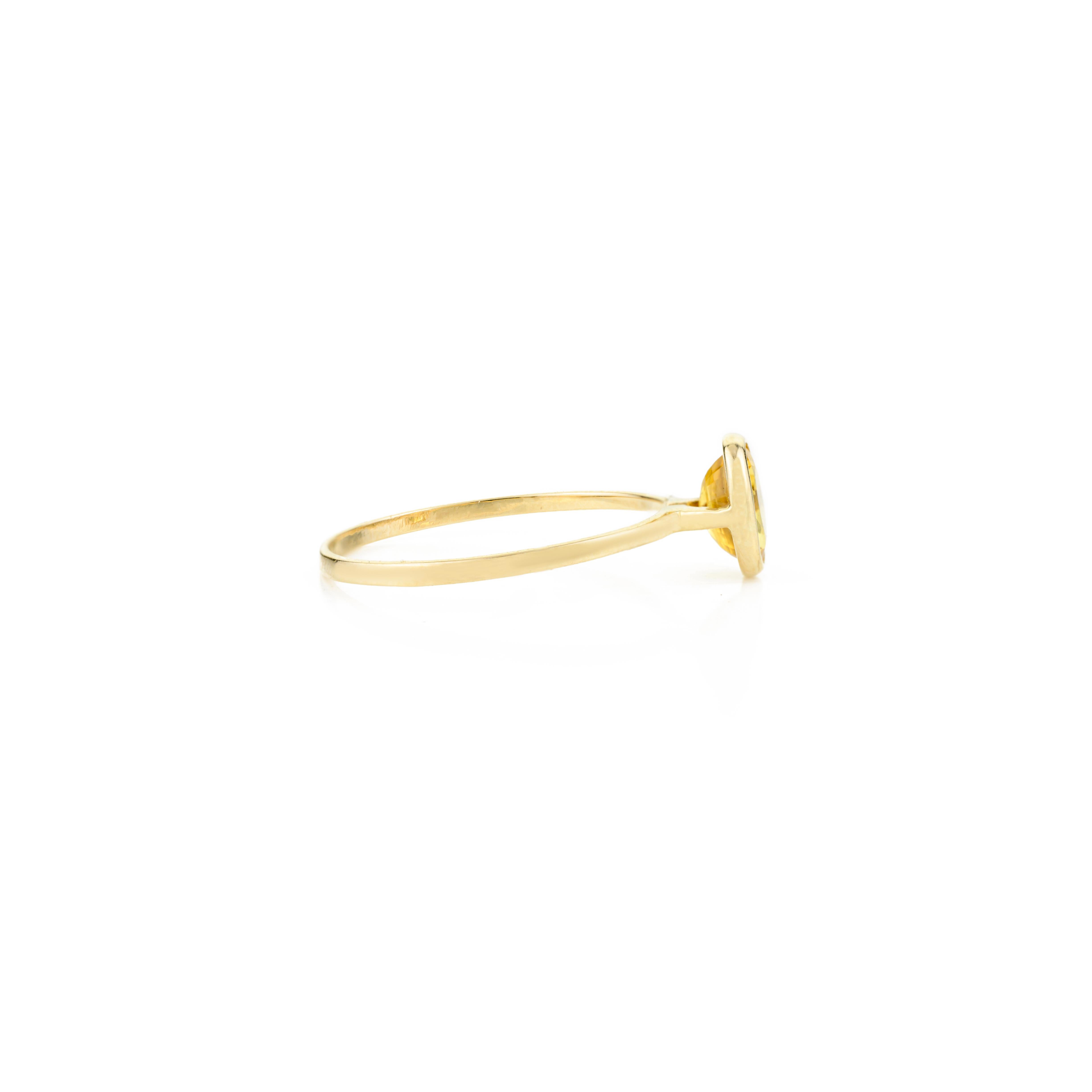 En vente :  Bague solitaire Dainty Women en or jaune 14 carats avec saphir jaune d'érudite naturelle 8