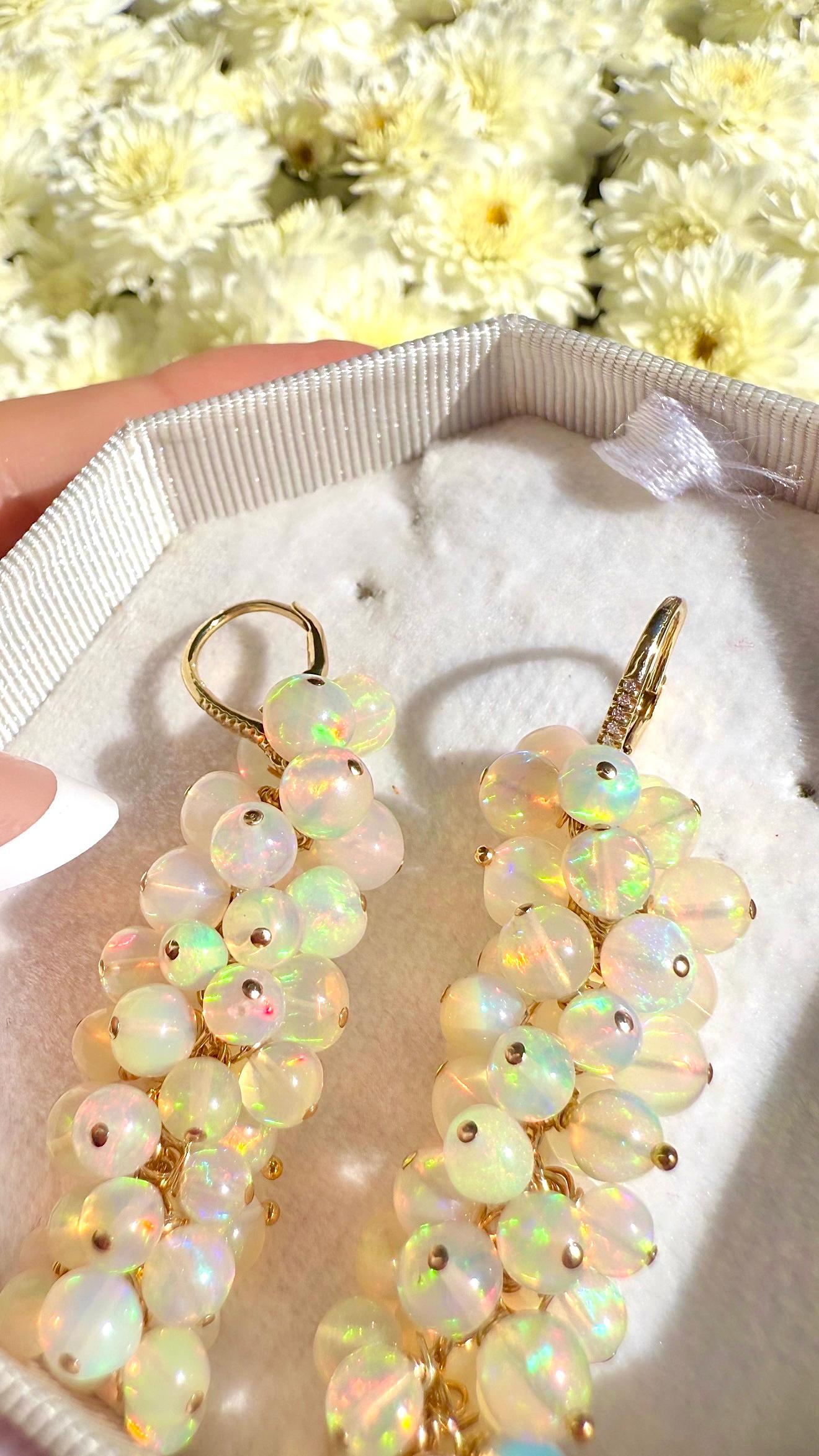 Luxuriöse natürliche äthiopischen Kristall Opal (4-5mm) Ohrringe in 14K Solid Yellow Gold Natural Diamond Accent Leverback Ohrringe. 
Die Ohrringe vermitteln ein luxuriöses Gefühl, und der Bügel hält den Schmuck sicher im Ohr. Leuchten Sie sowohl im