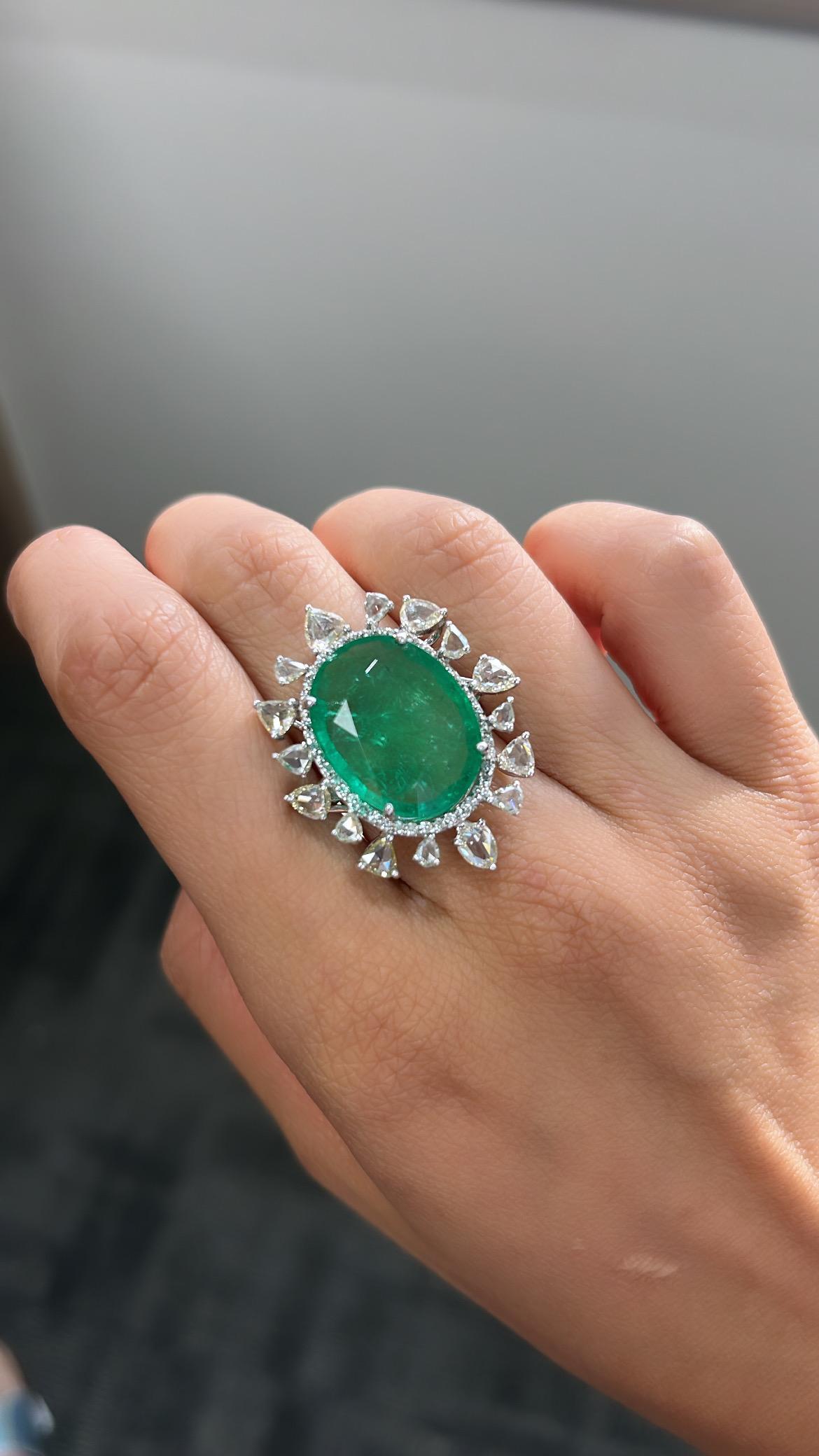 Natural Ethiopian Emerald & Rose Cut Diamond Cocktail ring set in 18K White Gold For Sale 2