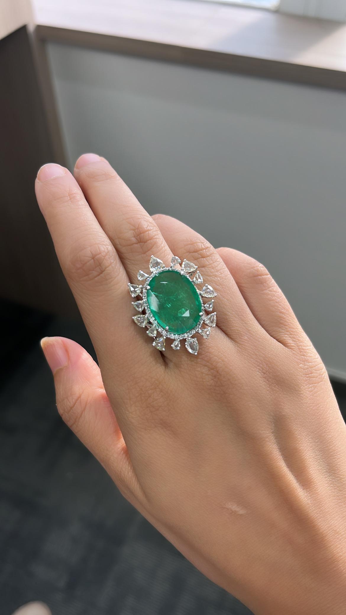 Natural Ethiopian Emerald & Rose Cut Diamond Cocktail ring set in 18K White Gold For Sale 3