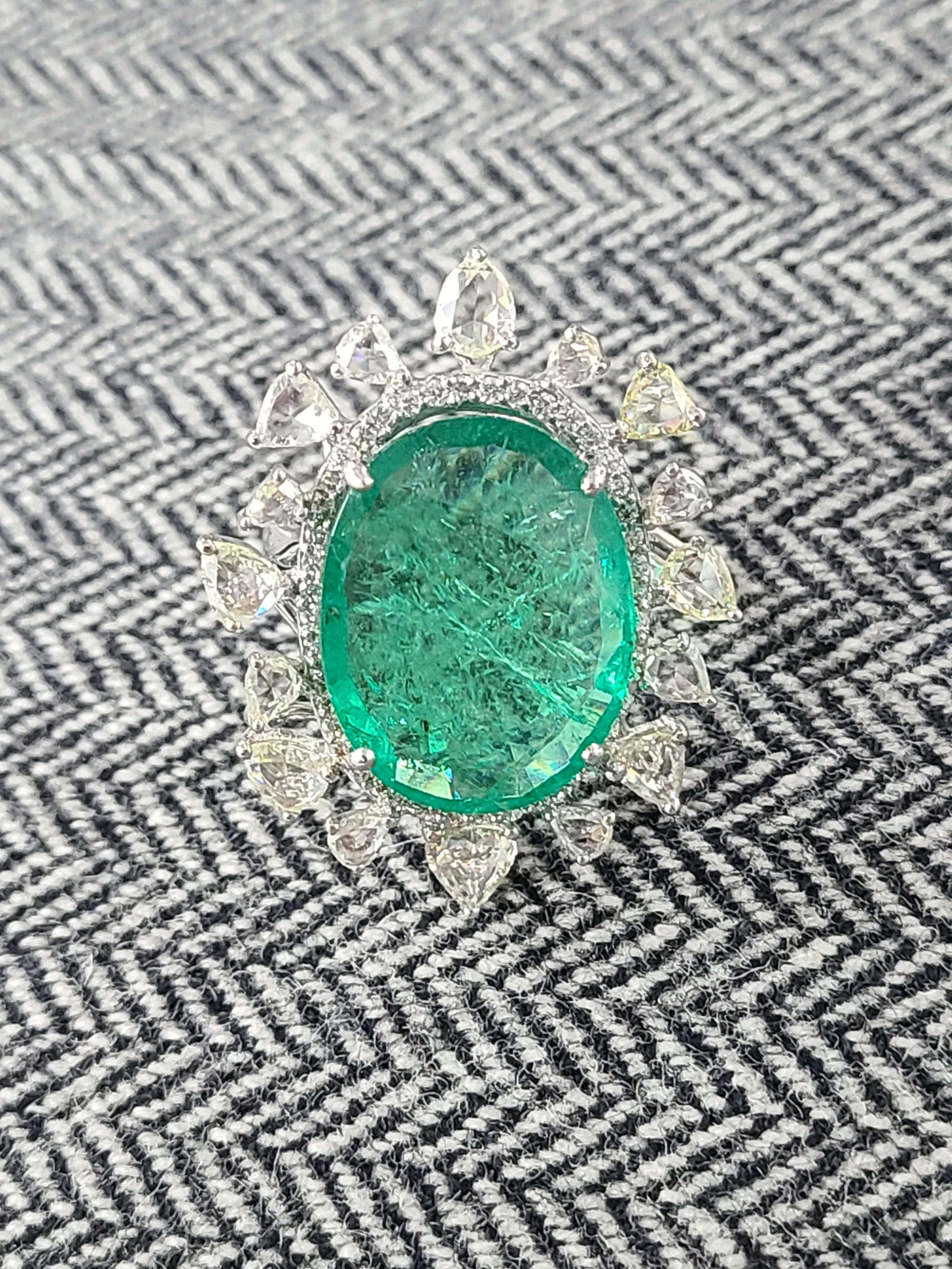 Natural Ethiopian Emerald & Rose Cut Diamond Cocktail ring set in 18K White Gold In New Condition For Sale In Hong Kong, HK