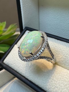Cocktailring aus 925er Sterlingsilber mit natürlichem äthiopischem Opal und Zirkonia-Halo