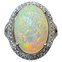 Cocktailring aus 925er Sterlingsilber mit natürlichem äthiopischem Opal und Zirkonia-Halo