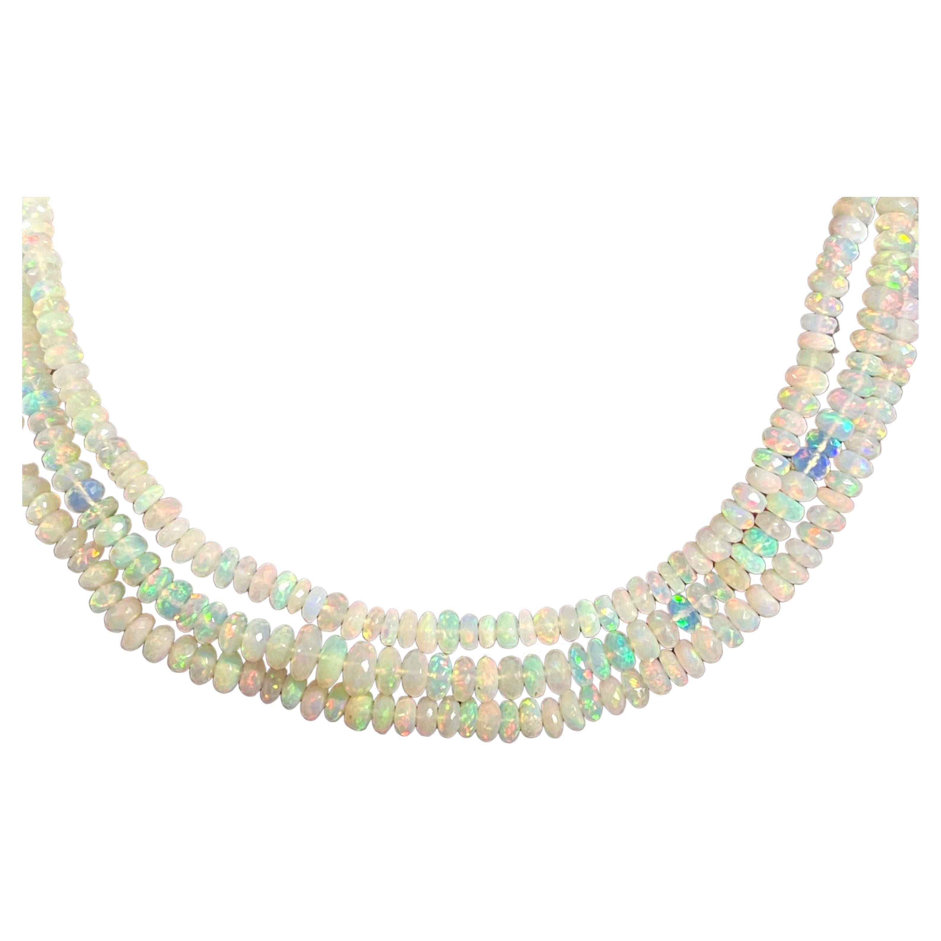 Perle Collier à un rang de perles d'opale naturelle éthiopienne sur fermoir en argent transparent en vente