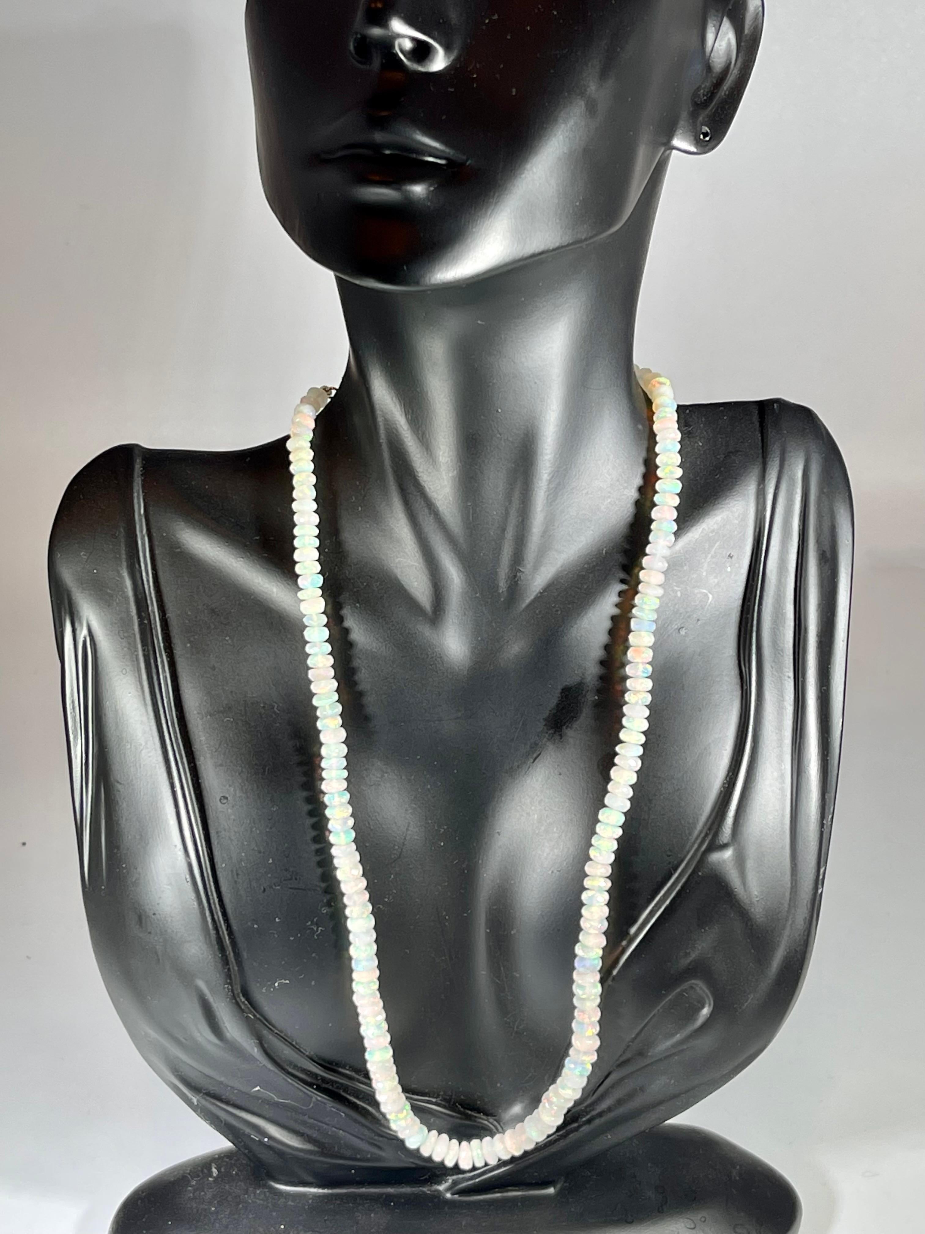 Collier à un rang de perles d'opale naturelle éthiopienne sur fermoir en argent transparent Neuf - En vente à New York, NY
