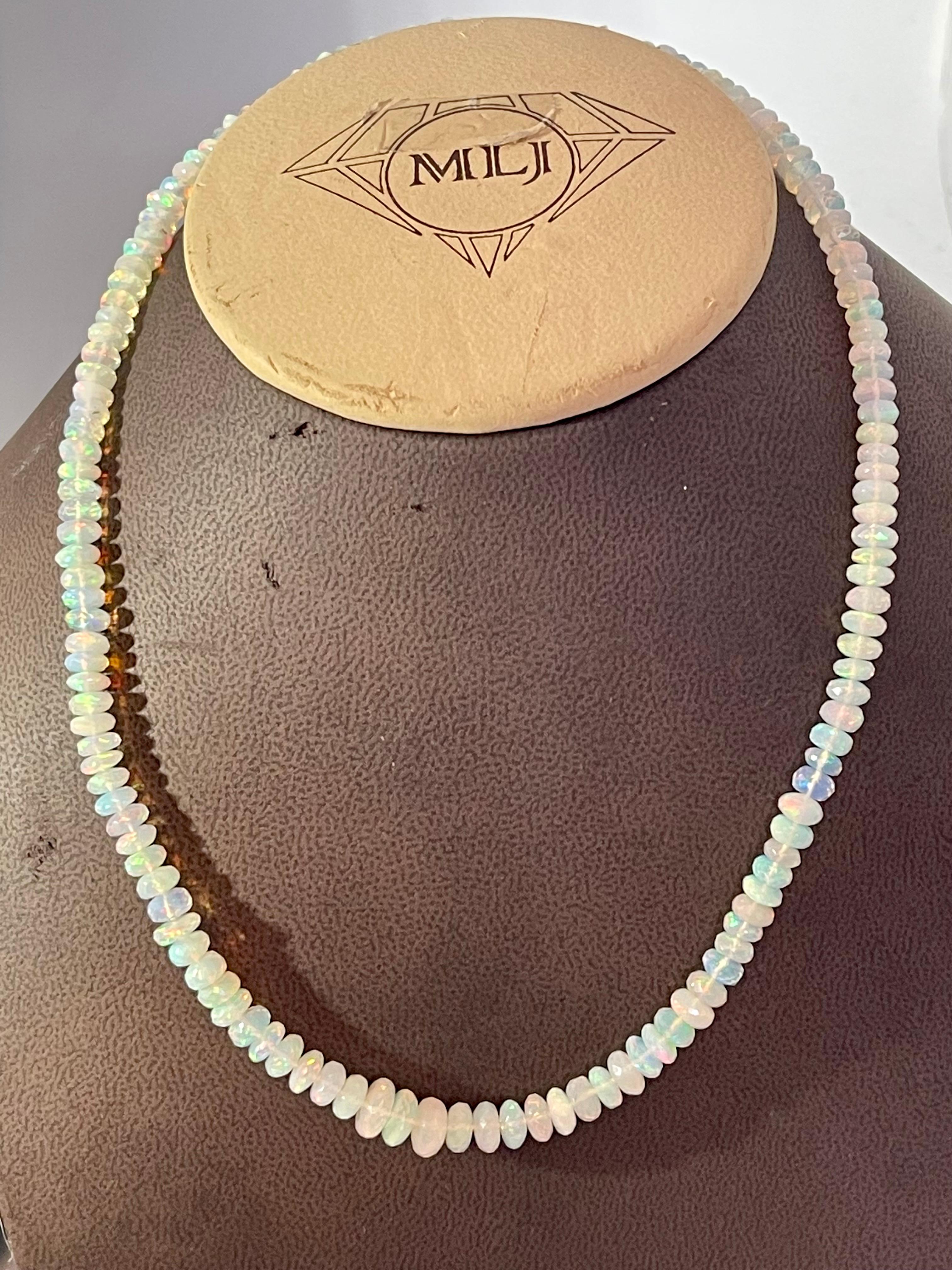 Collier à un rang de perles d'opale naturelle éthiopienne sur fermoir en argent transparent en vente 1
