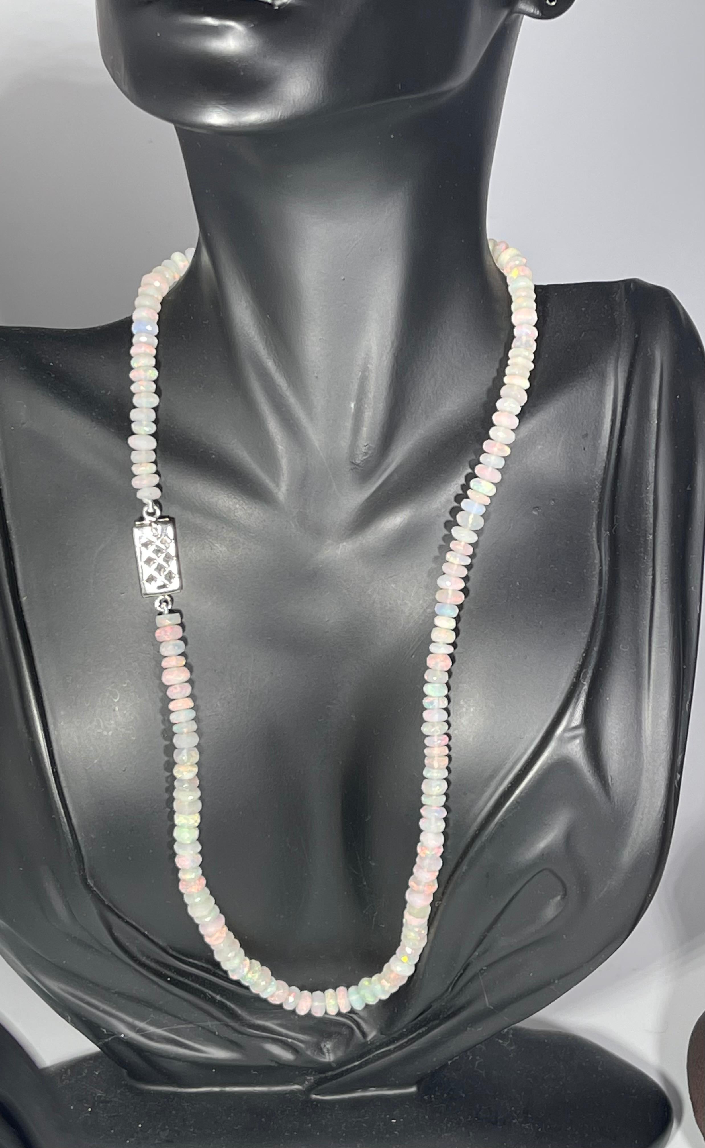Collier à un rang de perles d'opale naturelle éthiopienne sur fermoir en argent transparent en vente 2