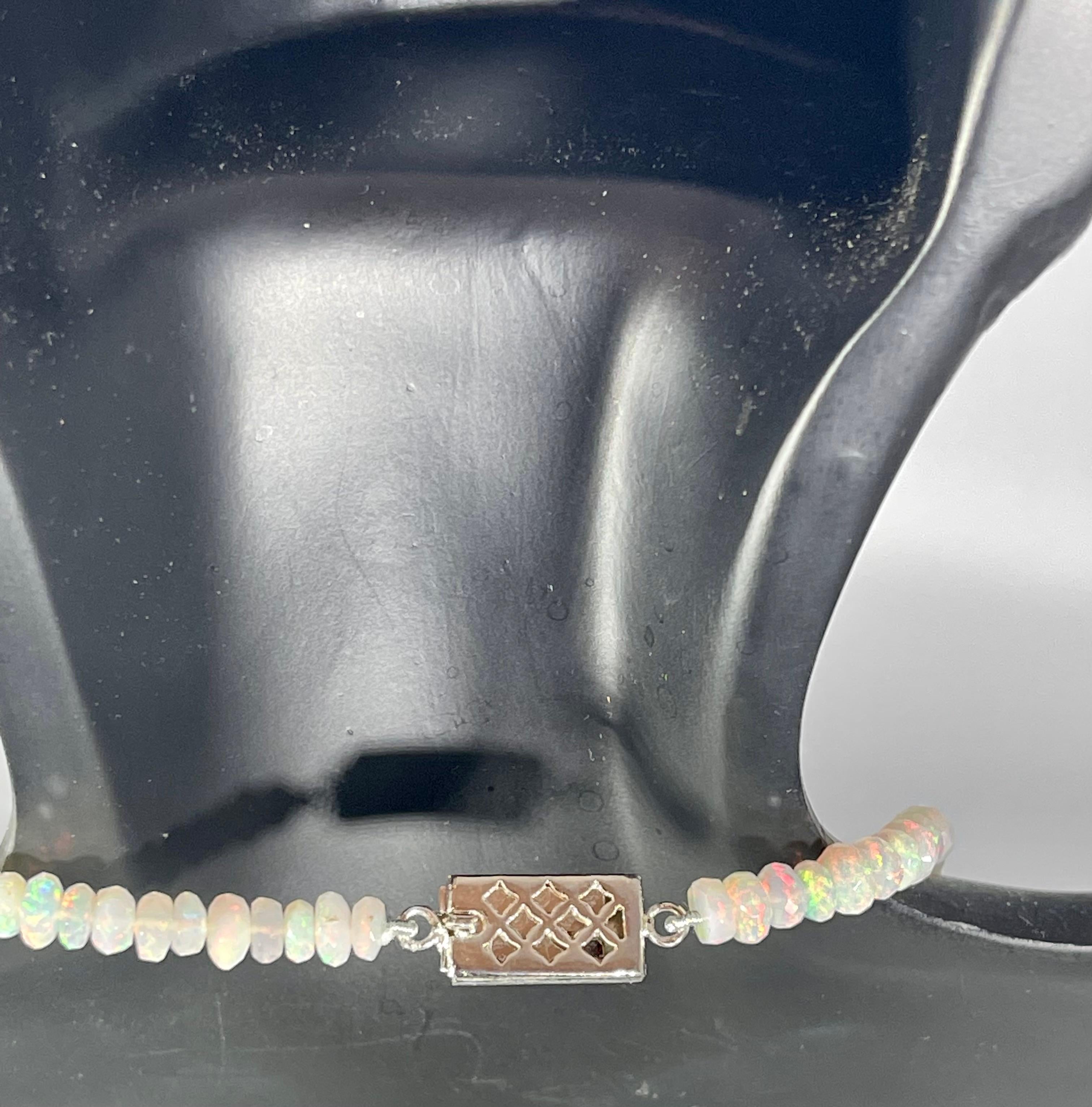 Collier à un rang de perles d'opale naturelle éthiopienne sur fermoir en argent transparent en vente 3
