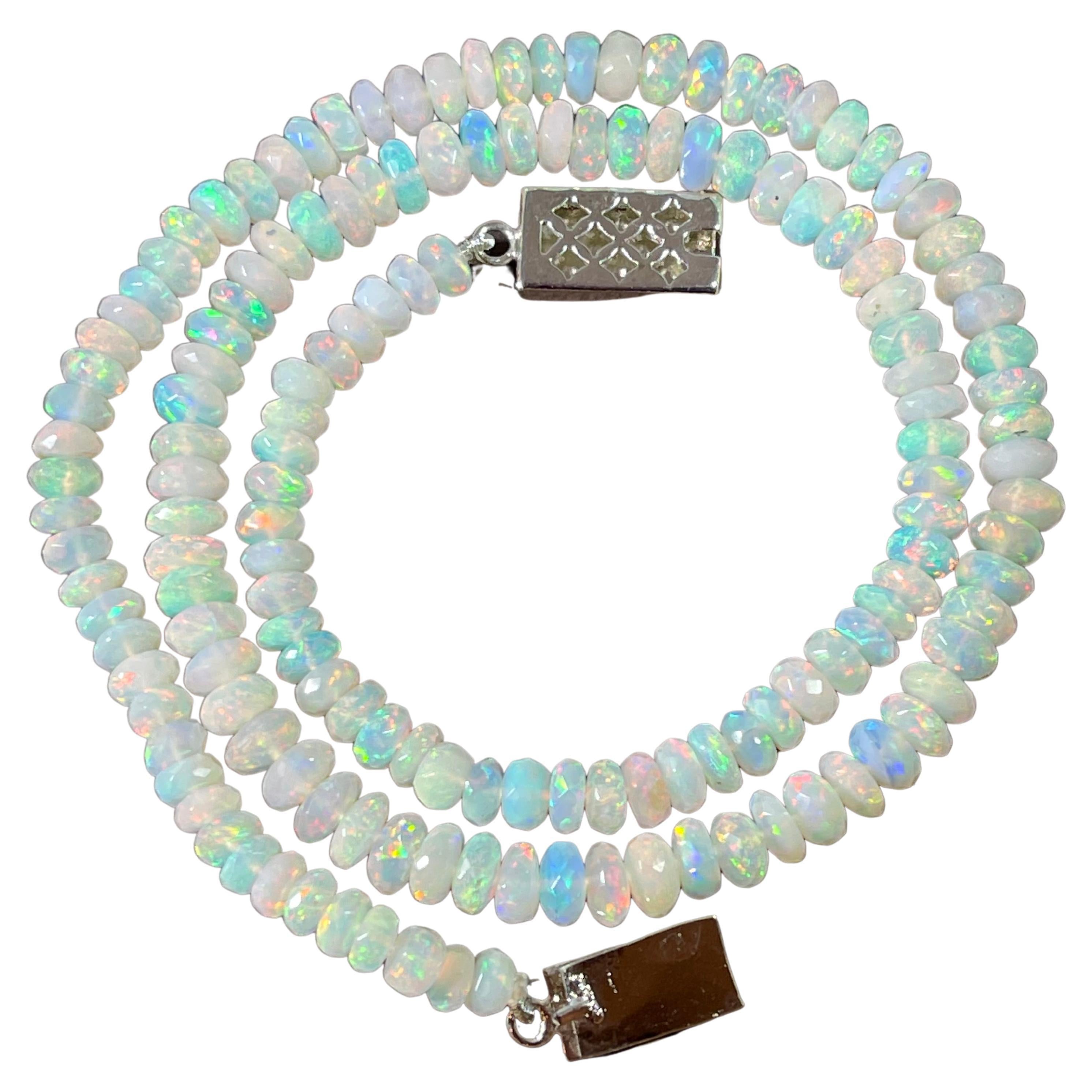 Collier à un rang de perles d'opale naturelle éthiopienne sur fermoir en argent transparent