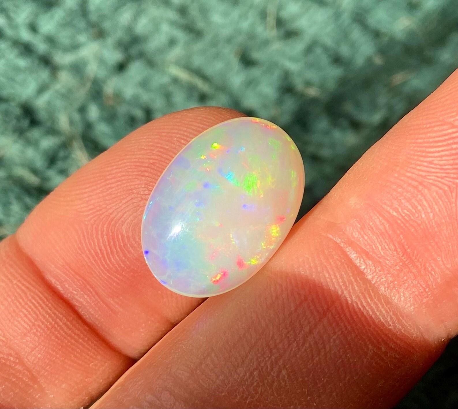 Natural Ethiopian Opal Loose gemstone 9.45ct. Oval cabochon, 17.76x14.02x7.04 mm In New Condition For Sale In Daugavpils, LV