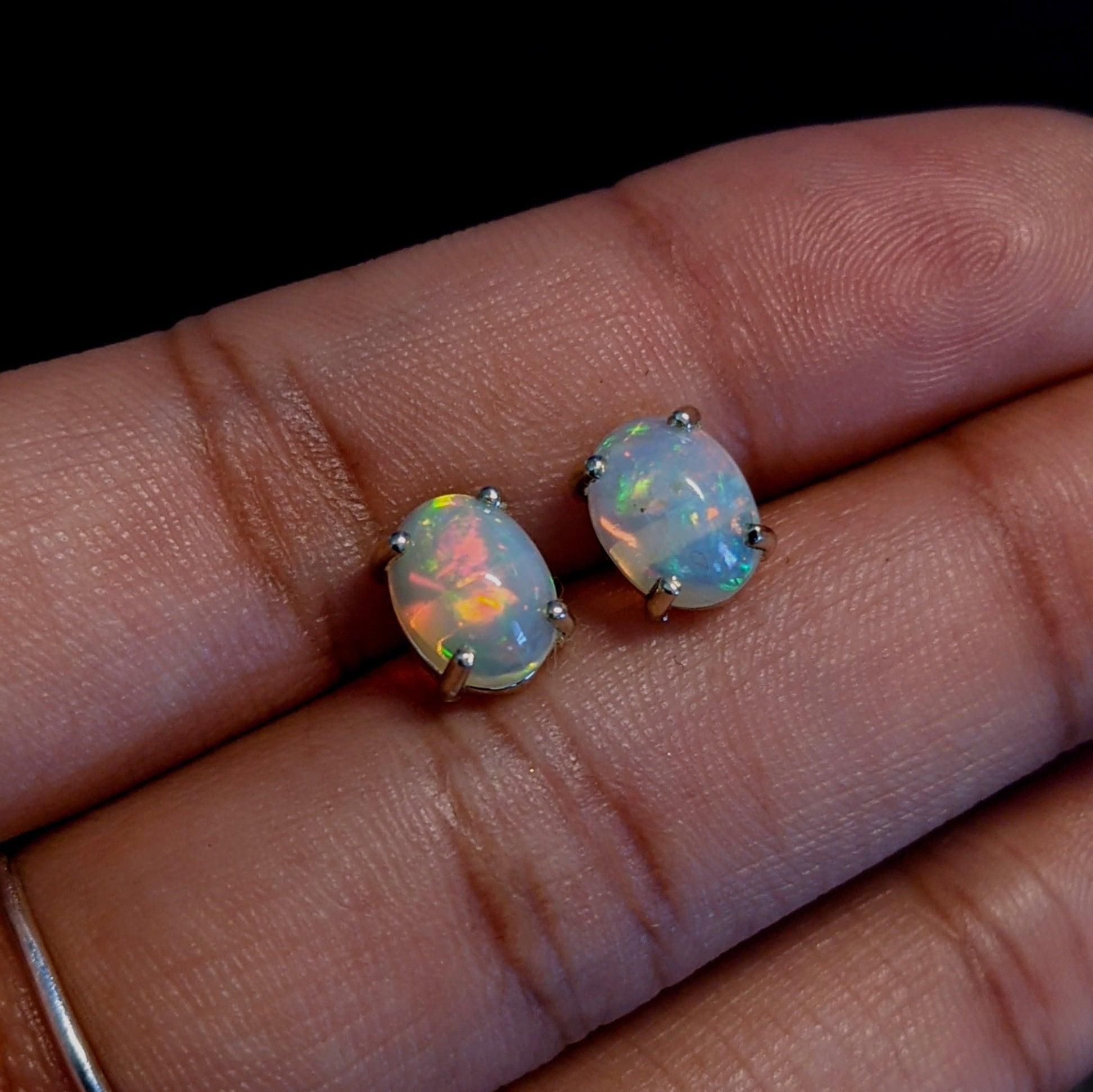 Art déco Clous d'oreilles solitaires ovales en or massif 14 carats avec opale éthiopienne naturelle de 8 x 6 mm en vente