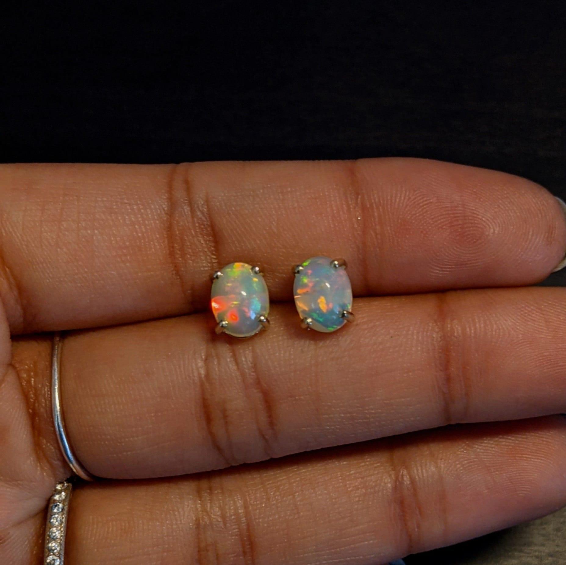 Taille ovale Clous d'oreilles solitaires ovales en or massif 14 carats avec opale éthiopienne naturelle de 8 x 6 mm en vente