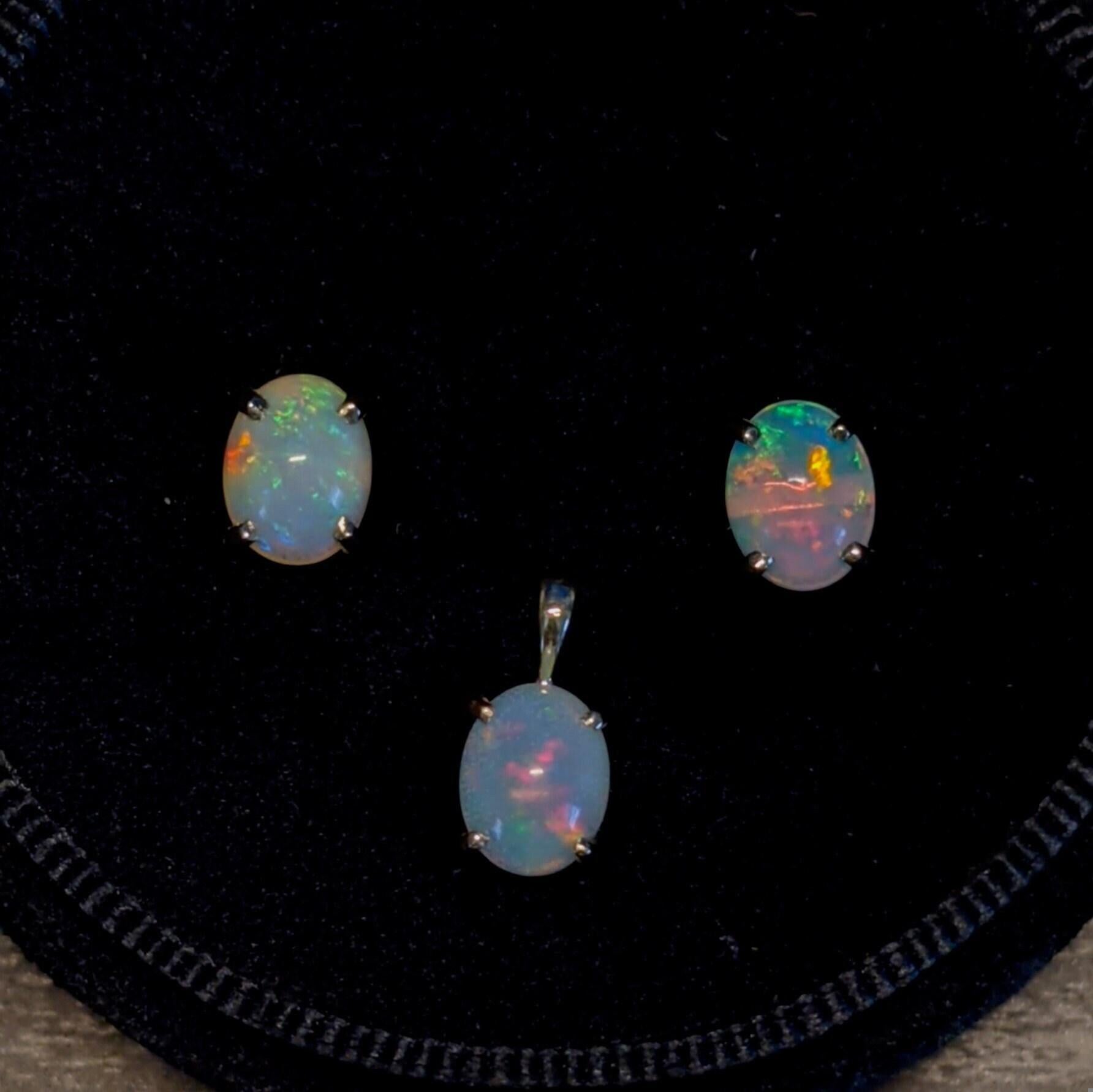 Clous d'oreilles solitaires ovales en or massif 14 carats avec opale éthiopienne naturelle de 8 x 6 mm Neuf - En vente à Columbus, OH