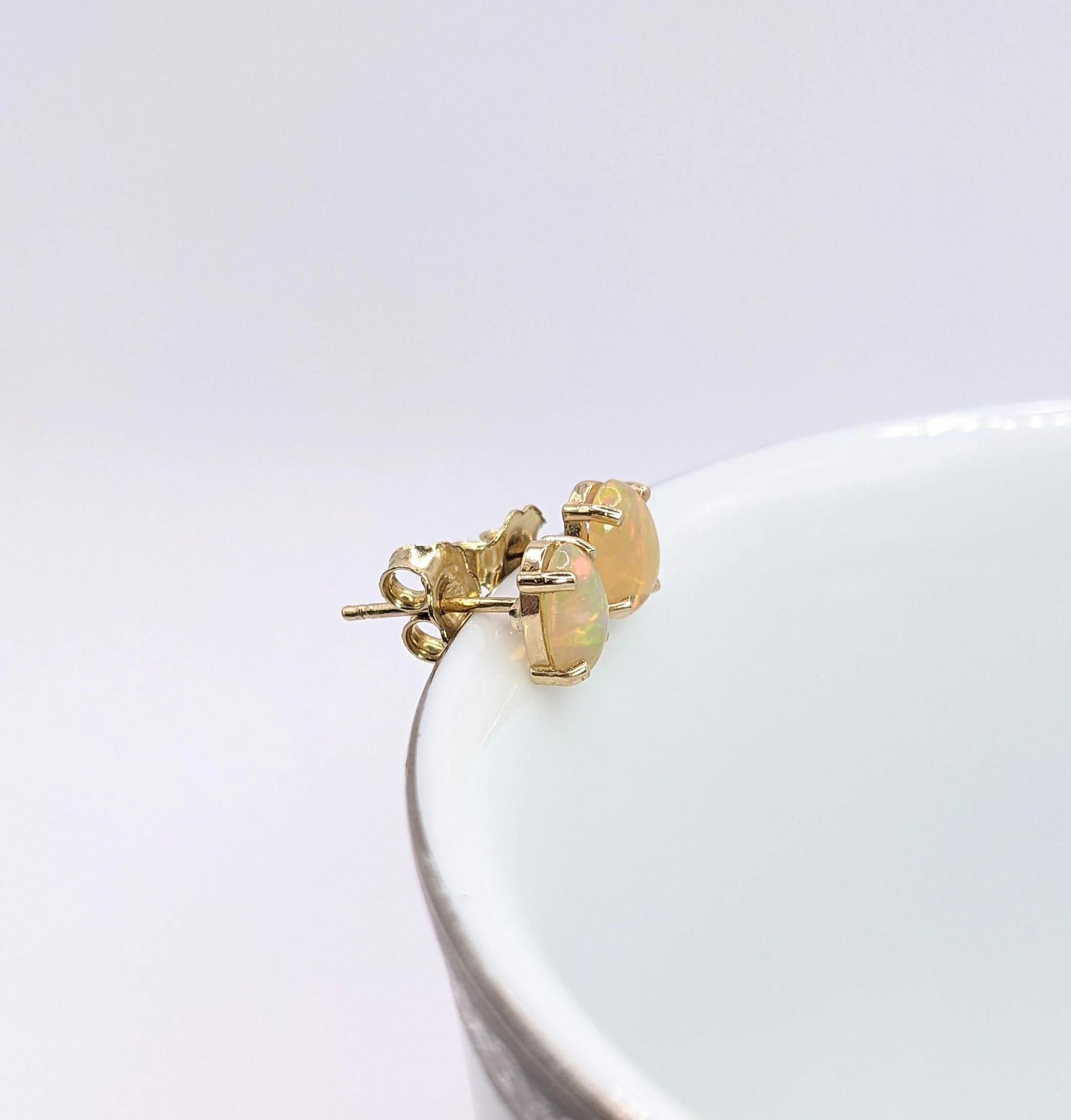 Art déco Clous d'oreilles solitaires ovales en or massif 14 carats avec opale éthiopienne naturelle de 7 x 5 mm en vente