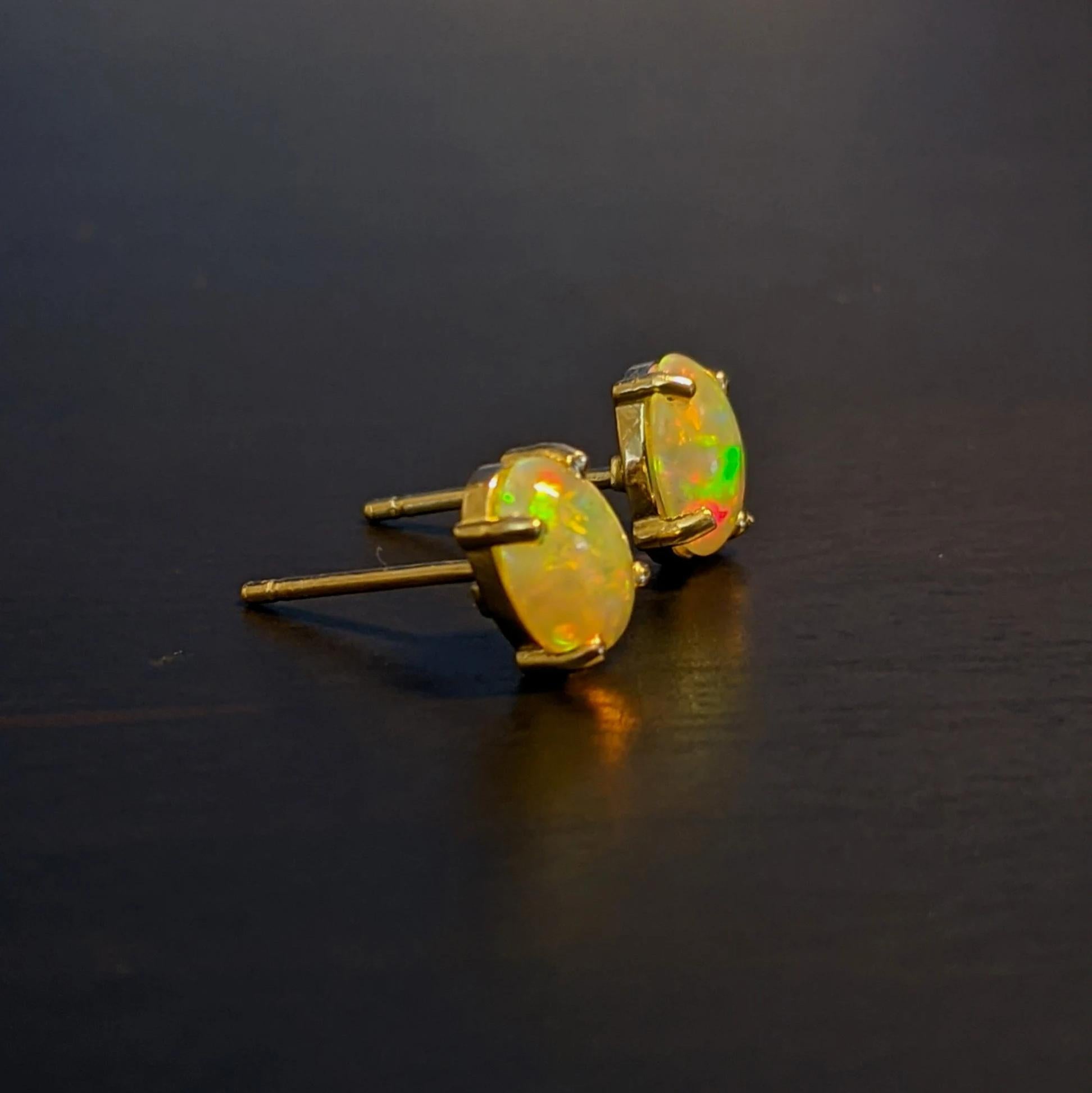 Art déco Clous d'oreilles solitaires ovales en or massif 14 carats avec opale éthiopienne naturelle de 9 x 7 mm en vente