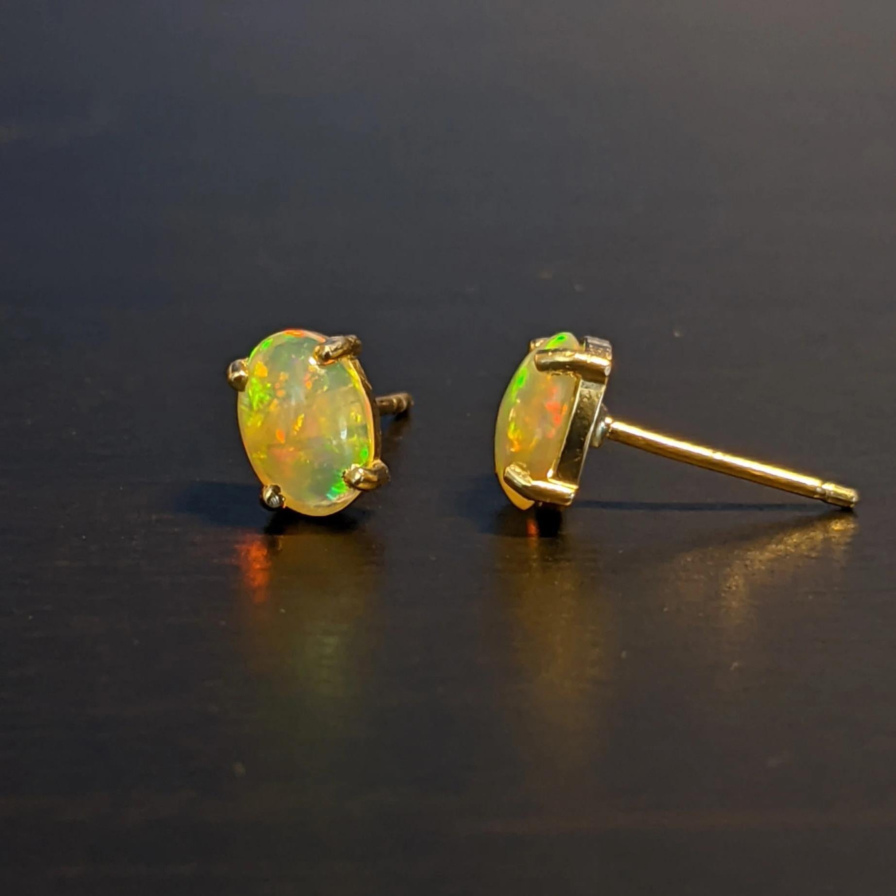 Taille ovale Clous d'oreilles solitaires ovales en or massif 14 carats avec opale éthiopienne naturelle de 9 x 7 mm en vente