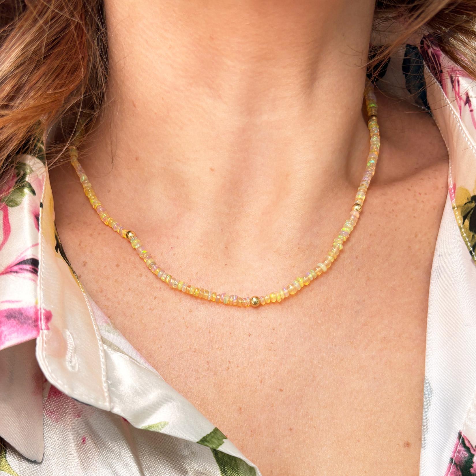 Aggiungi un tocco di eleganza senza tempo alla tua collezione di gioielli con questa splendida collana artigianale di 17 pollici con perle di opale etiope naturale. Ogni perlina presenta un accattivante gioco di colori, con delicati lampi di rosa,