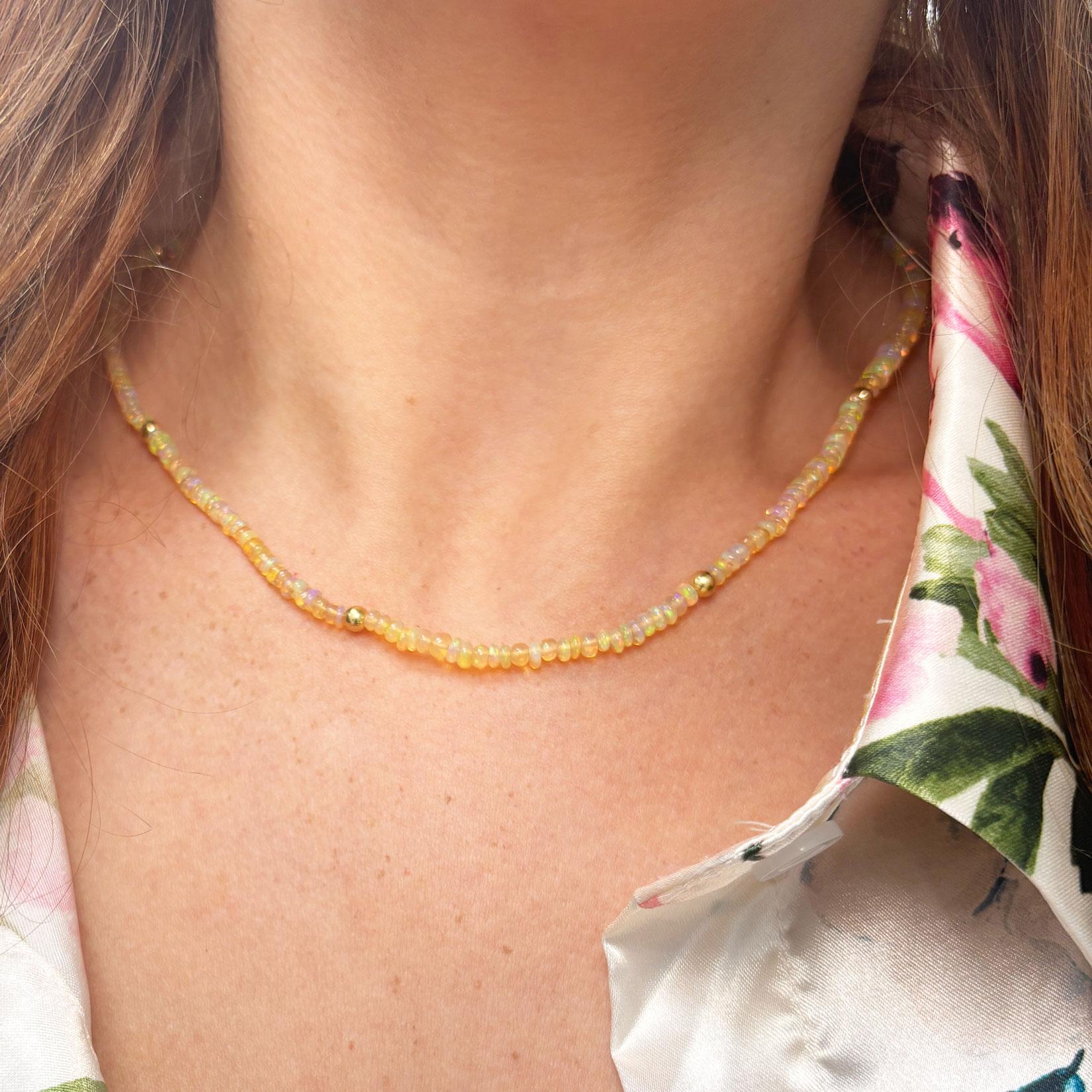 Contemporaneo Collana di perline con opale rotondo etiope naturale e accenti in oro 14k in vendita