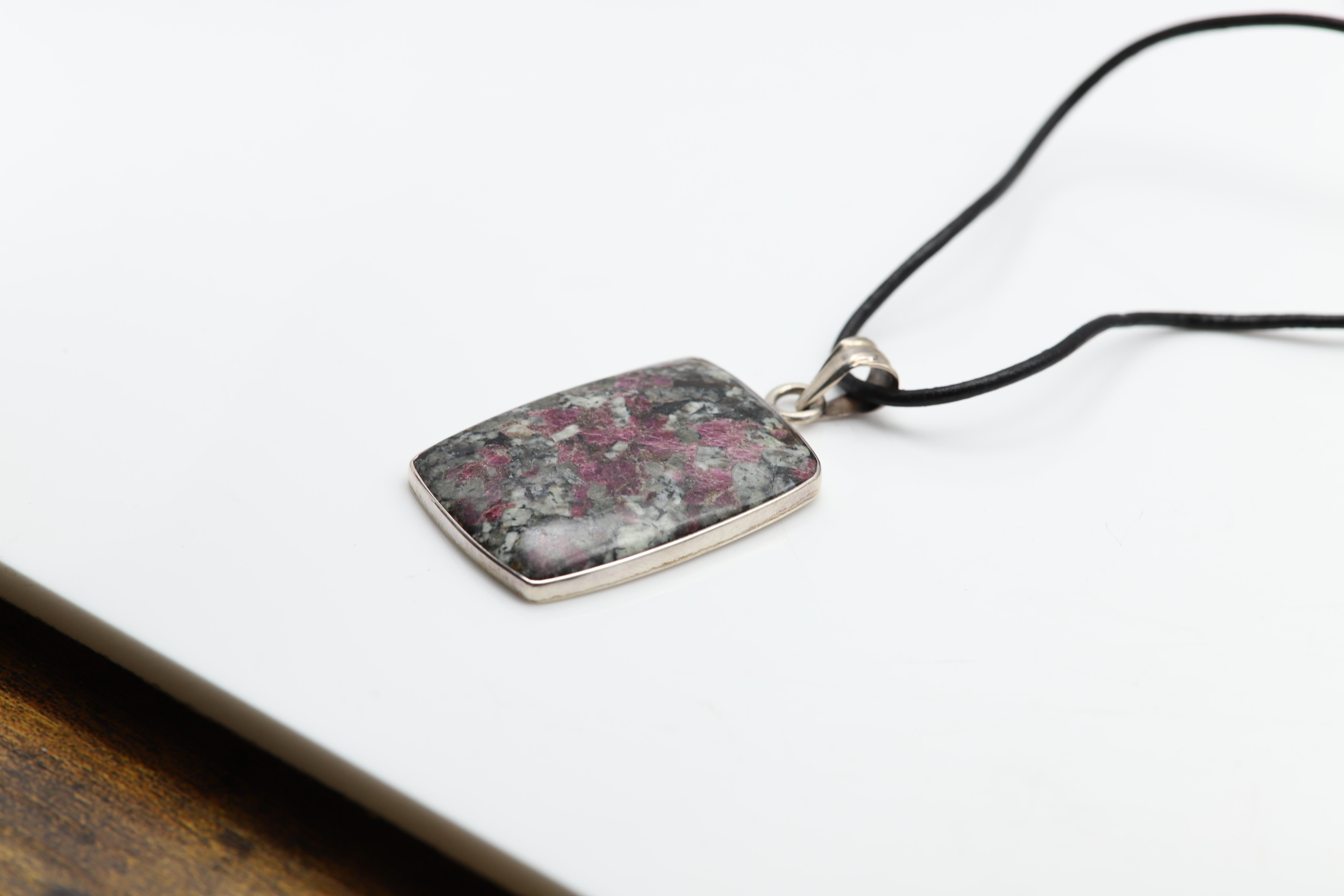 Ciondolo in pietra eudialitica naturale con collana in tonalità rossa e verde A. Silver In condizioni Nuovo in vendita a Brooklyn, NY
