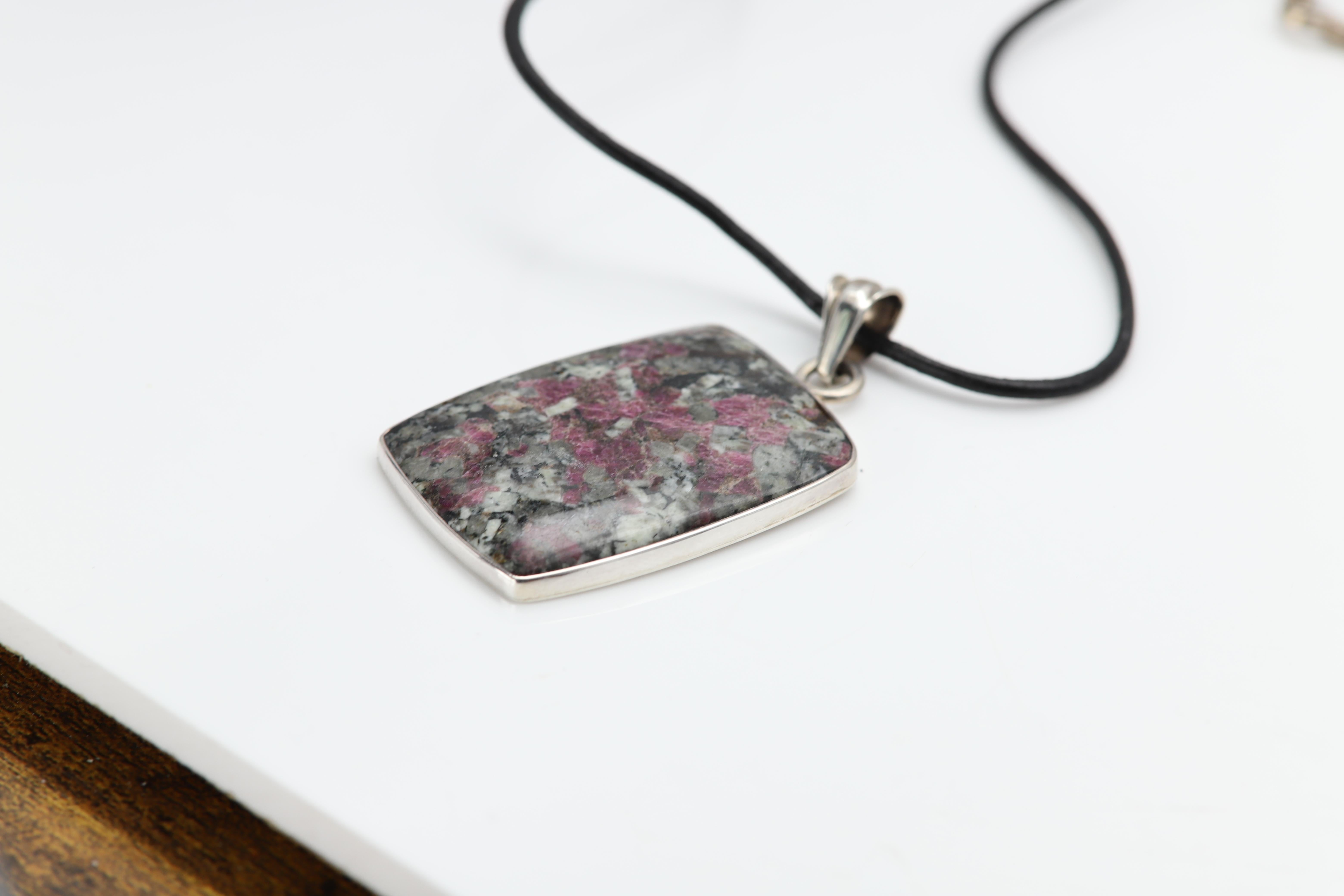 Donna Ciondolo in pietra eudialitica naturale con collana in tonalità rossa e verde A. Silver in vendita
