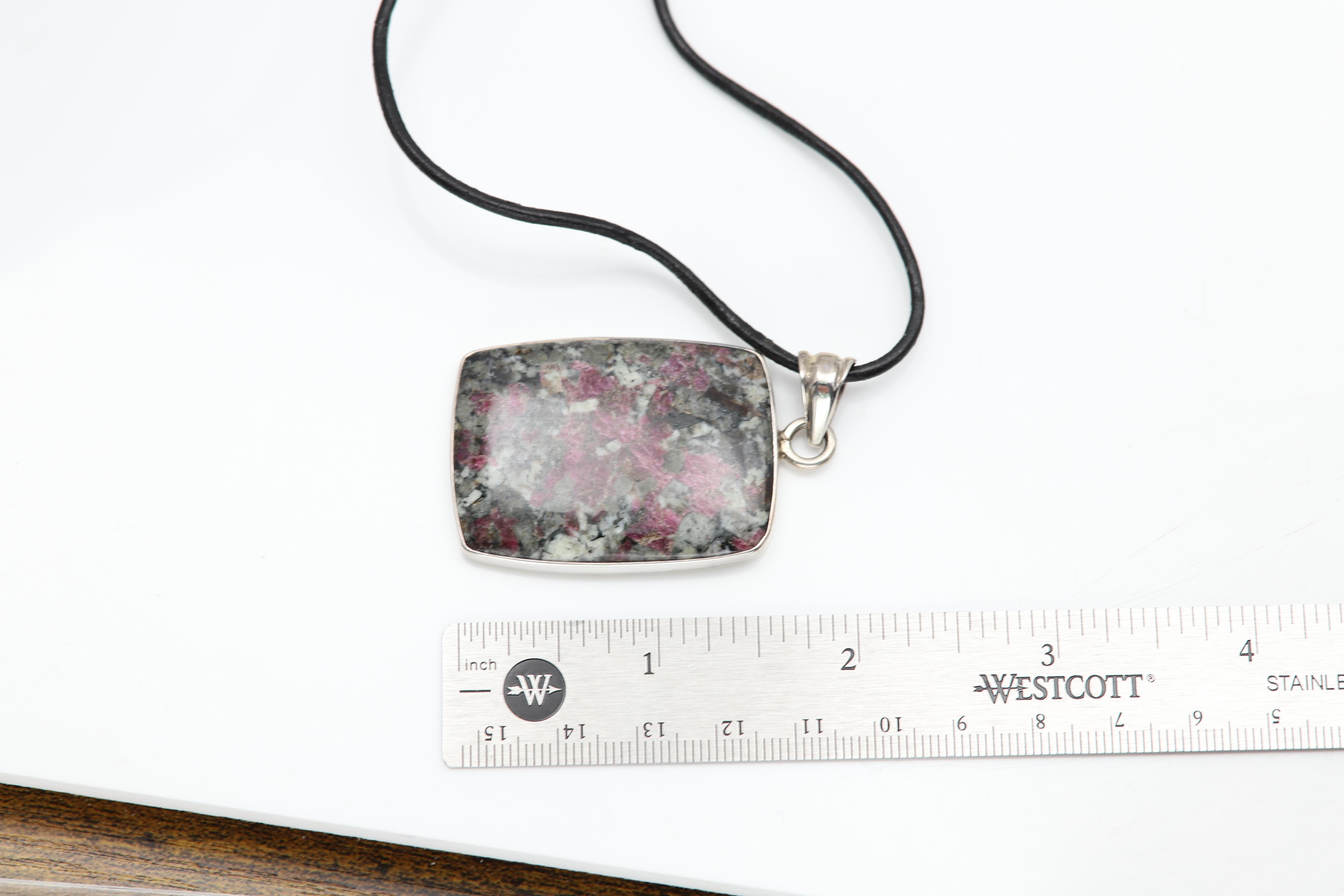 Ciondolo in pietra eudialitica naturale con collana in tonalità rossa e verde A. Silver in vendita 1
